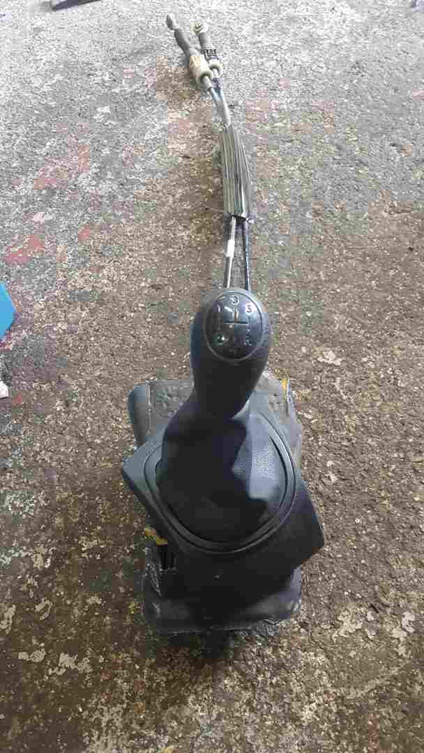 Thumb 3 Renault Clio MK3 2005-2009 Gearstick Mechanism + Cables 8200755871 gaitor crack