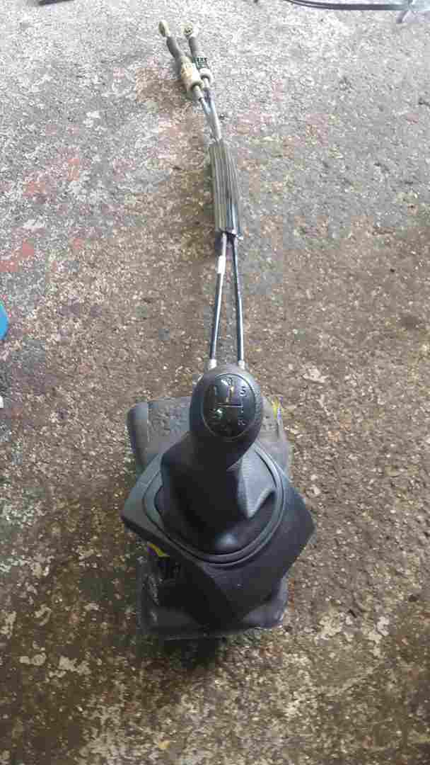 Thumb 5 Renault Clio MK3 2005-2009 Gearstick Mechanism + Cables 8200755871 gaitor crack