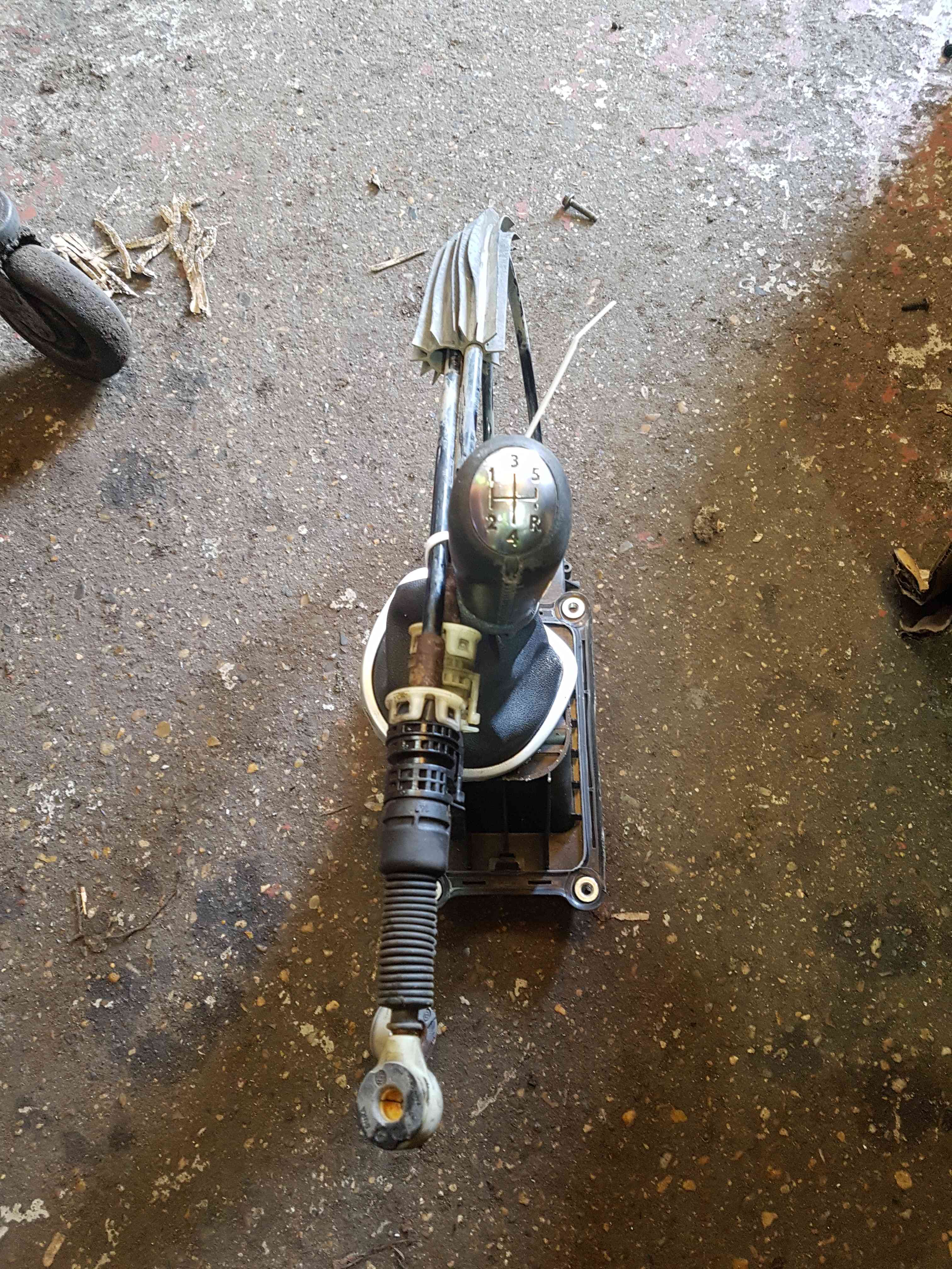 Thumb 2 Renault Clio MK3 2005-2009 Gearstick Mechanism + Cables 8200755871