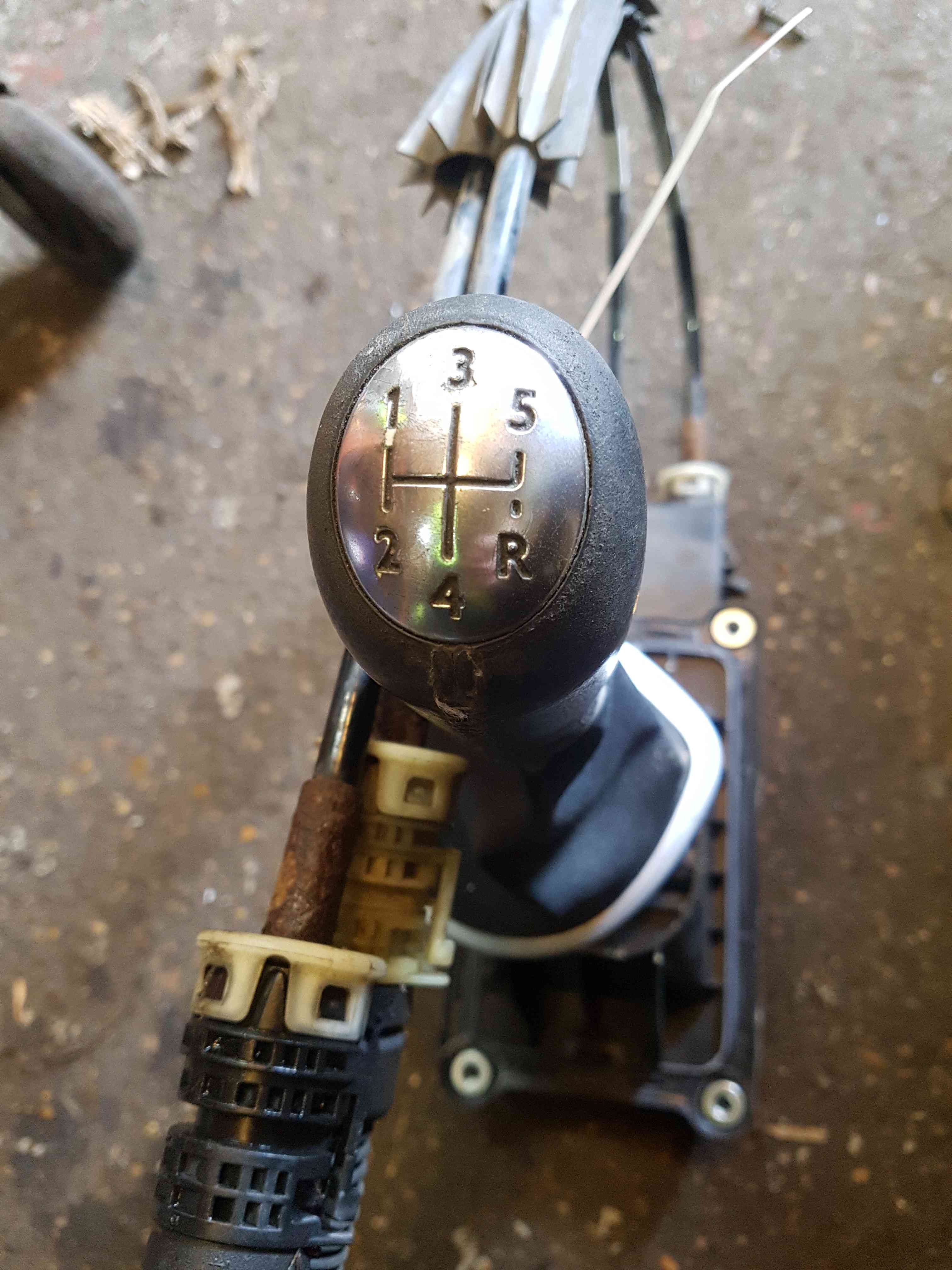 Thumb 3 Renault Clio MK3 2005-2009 Gearstick Mechanism + Cables 8200755871