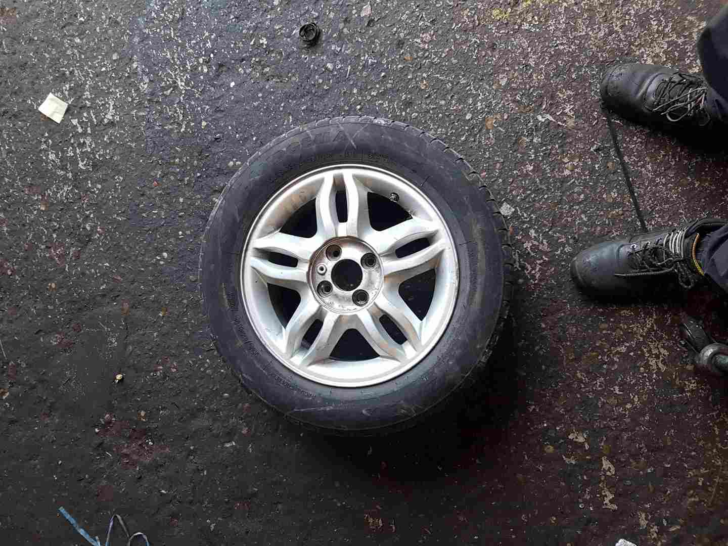 Thumb 2 Renault Clio MK3 2005-2009 Mahonia Alloy Wheel + Tyre 185 60 15 5Mm Tread 4/5