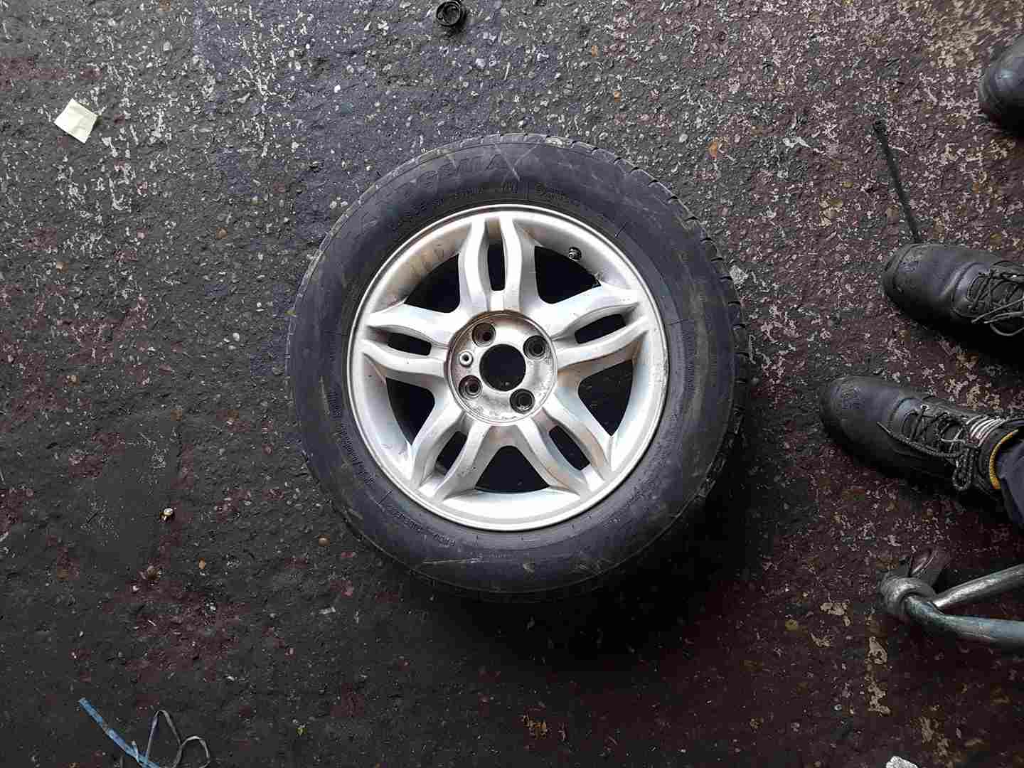 Thumb 3 Renault Clio MK3 2005-2009 Mahonia Alloy Wheel + Tyre 185 60 15 5Mm Tread 4/5