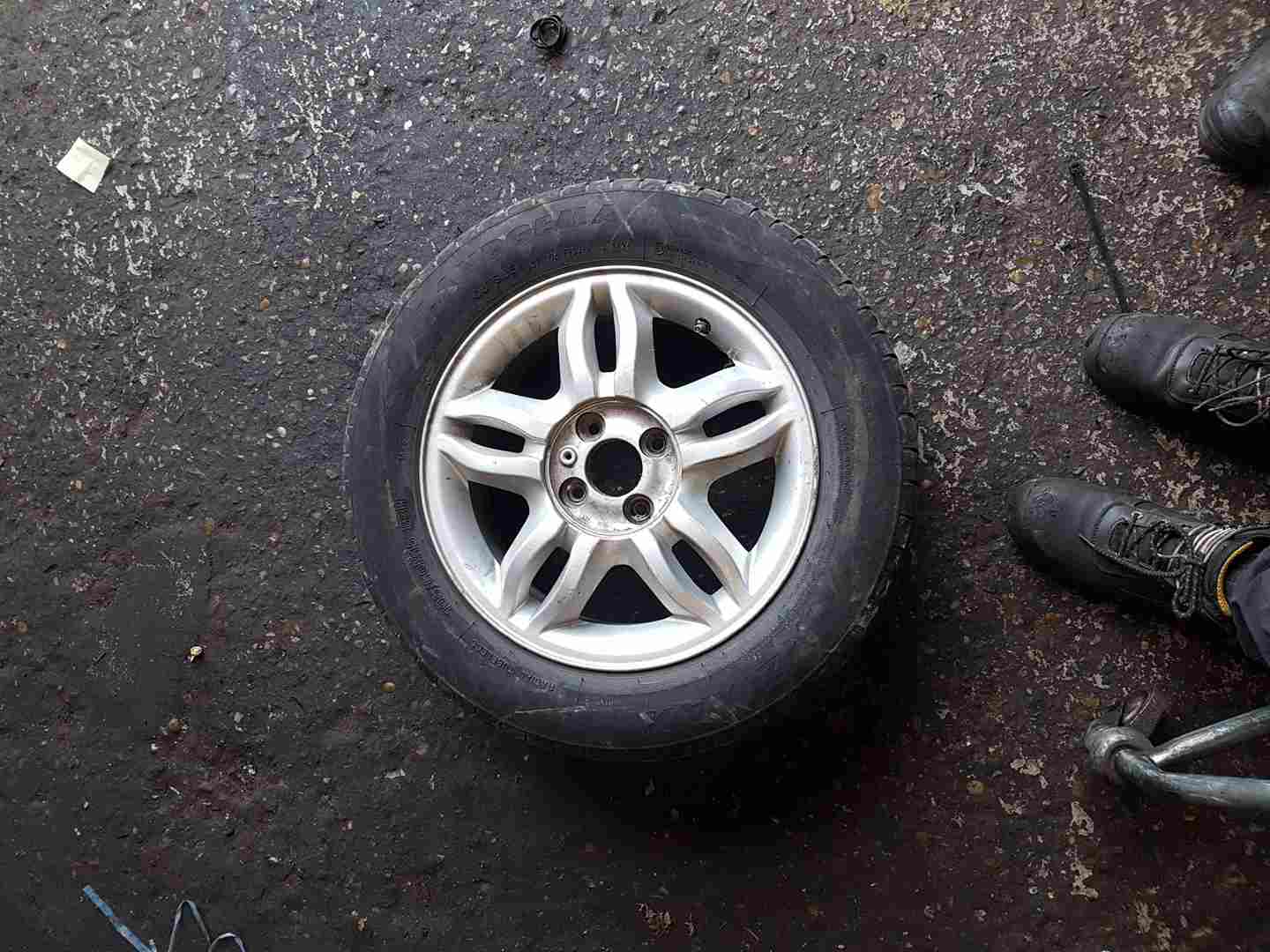 Thumb 4 Renault Clio MK3 2005-2009 Mahonia Alloy Wheel + Tyre 185 60 15 5Mm Tread 4/5