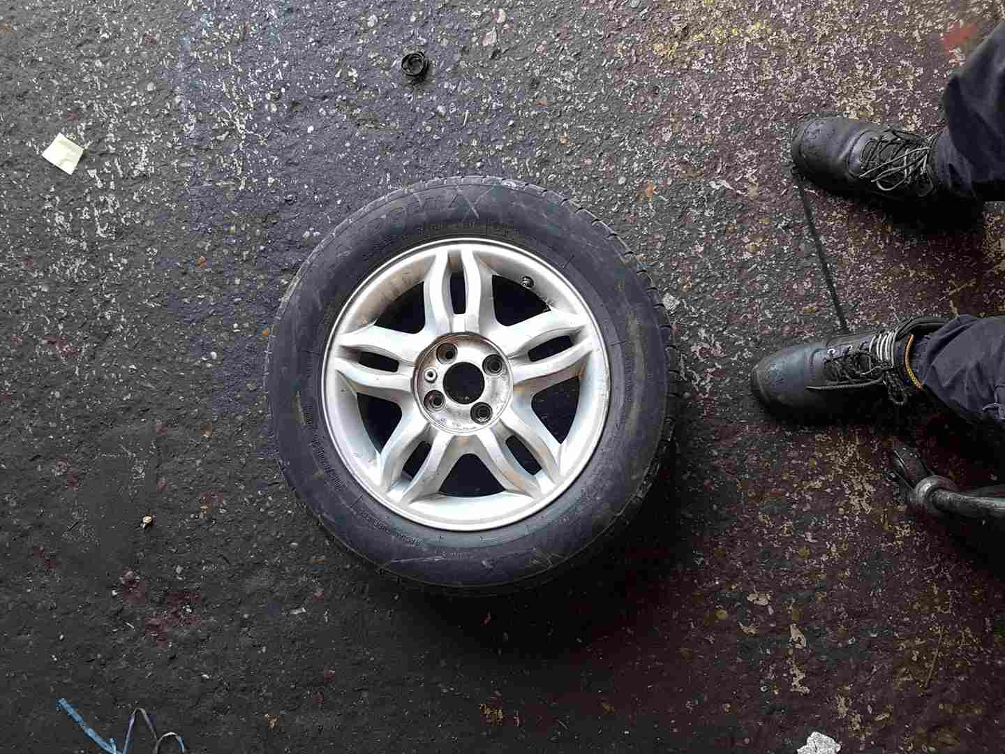 Renault Clio MK3 2005-2009 Mahonia Alloy Wheel + Tyre 185 60 15 5Mm Tread 4/5