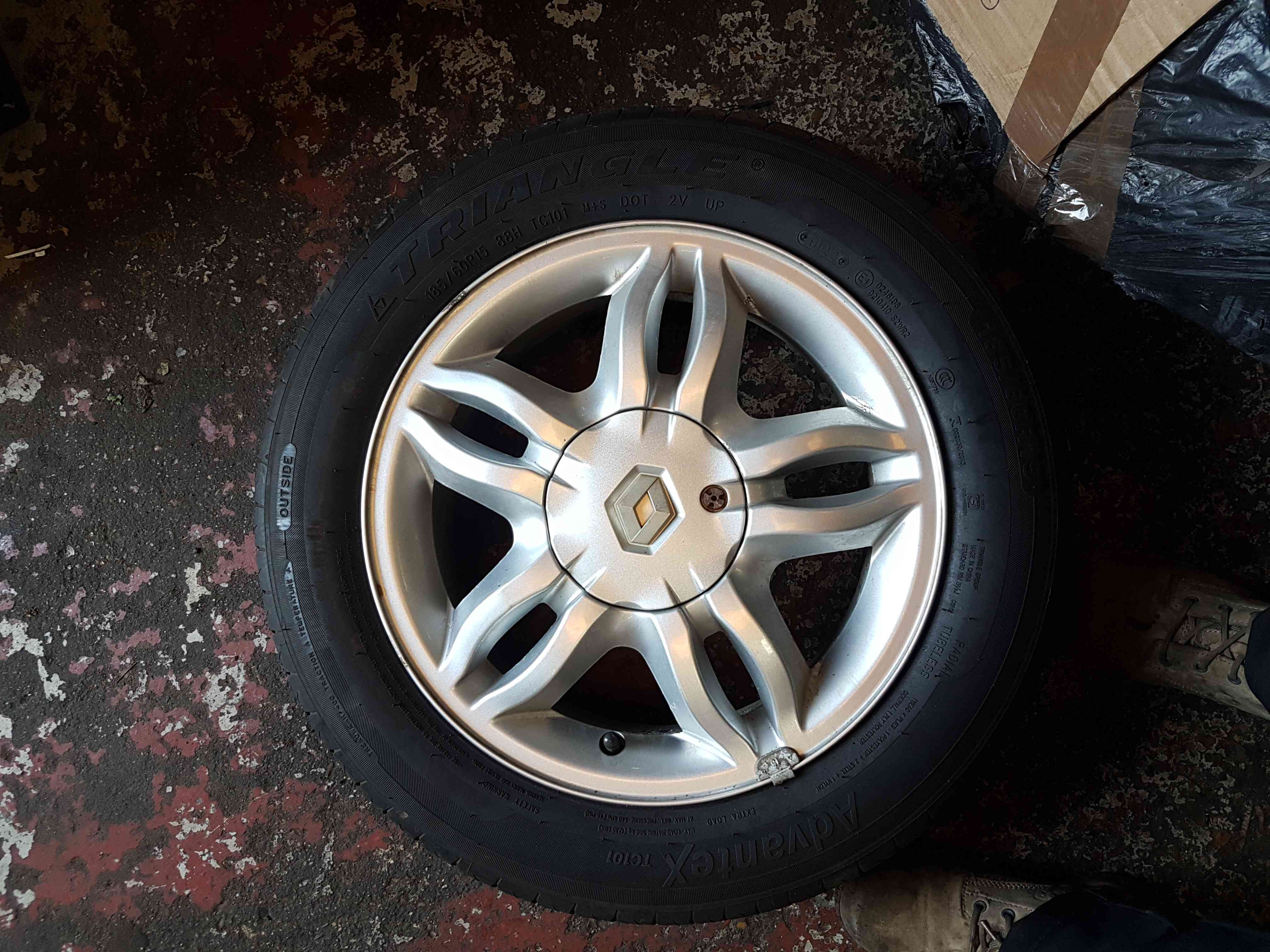Renault Clio MK3 2005-2009 Mahonia Alloy Wheel + Tyre 185 60 15 5Mm Tread 4/5