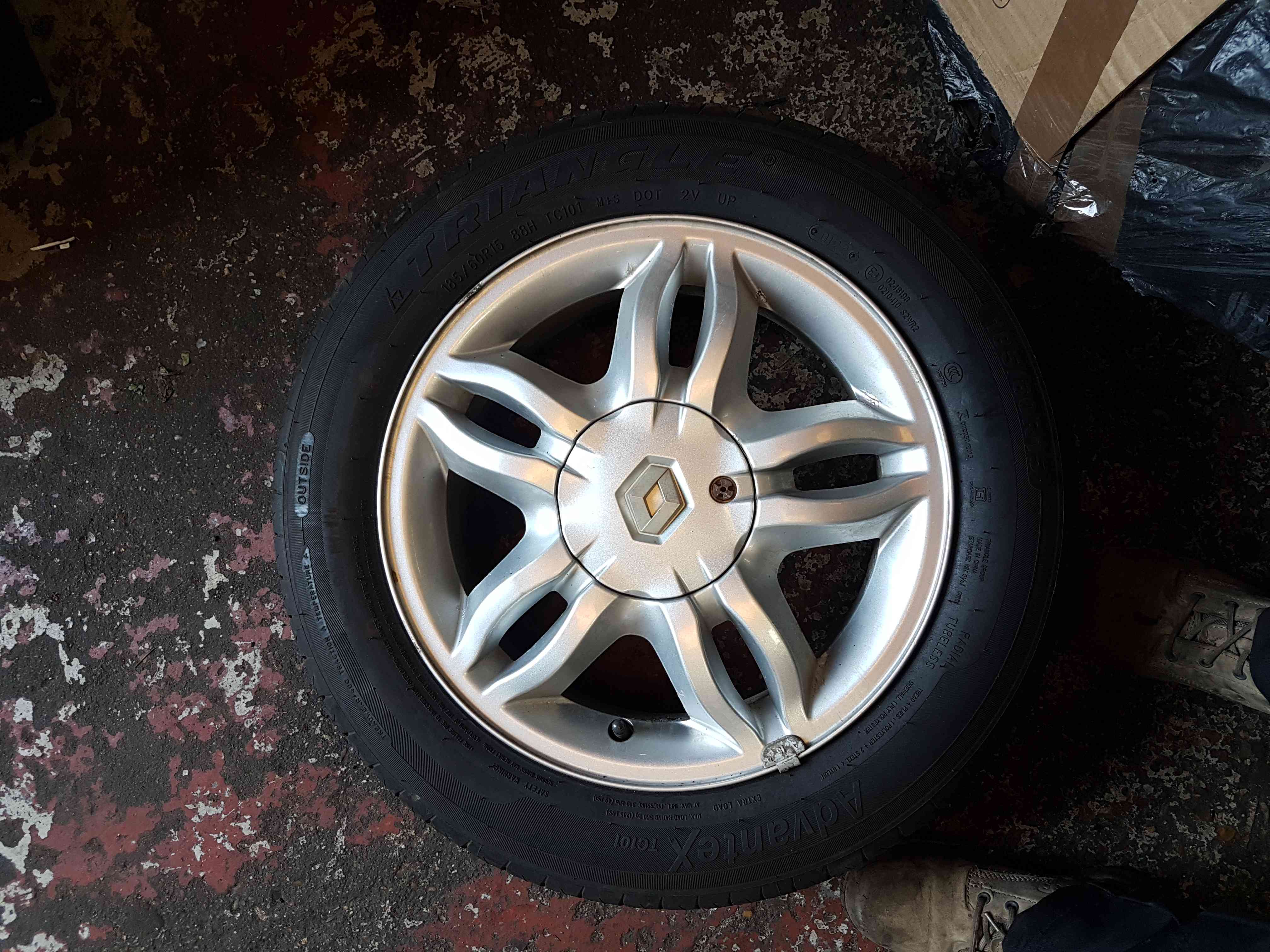 Thumb 2 Renault Clio MK3 2005-2009 Mahonia Alloy Wheel + Tyre 185 60 15 5Mm Tread 4/5