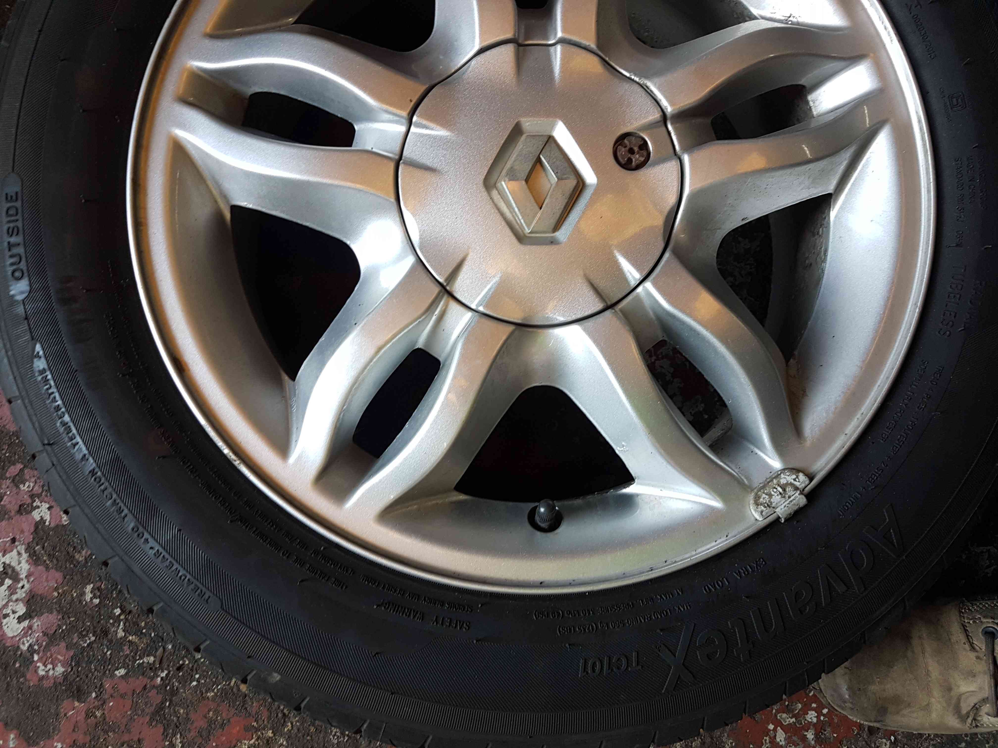 Thumb 3 Renault Clio MK3 2005-2009 Mahonia Alloy Wheel + Tyre 185 60 15 5Mm Tread 4/5