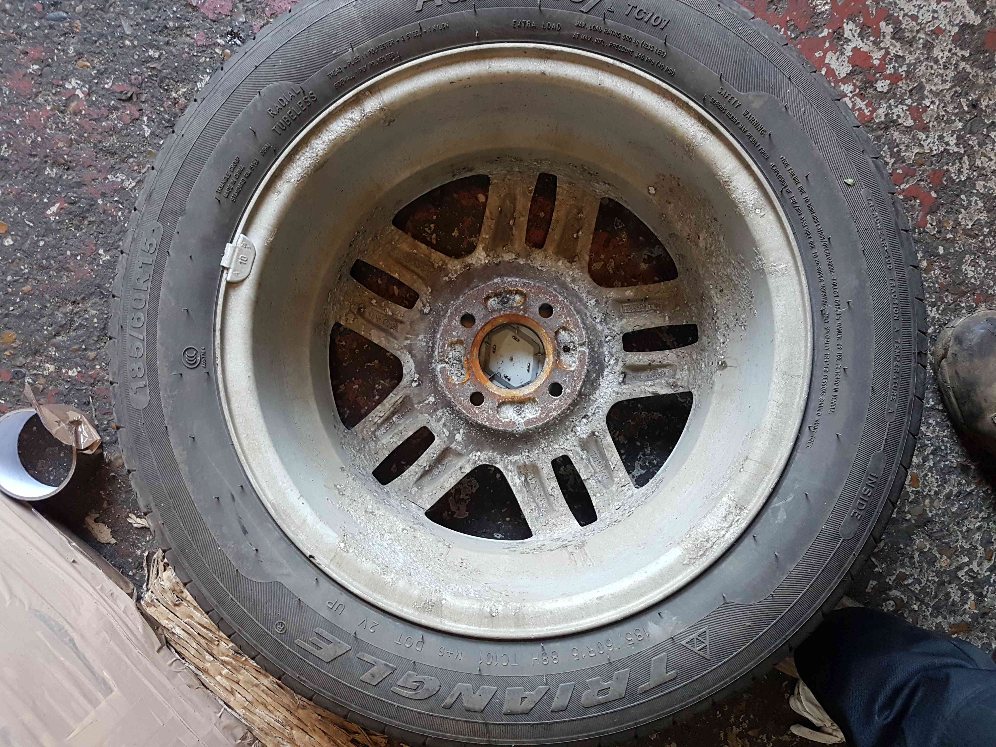 Thumb 6 Renault Clio MK3 2005-2009 Mahonia Alloy Wheel + Tyre 185 60 15 5Mm Tread 4/5