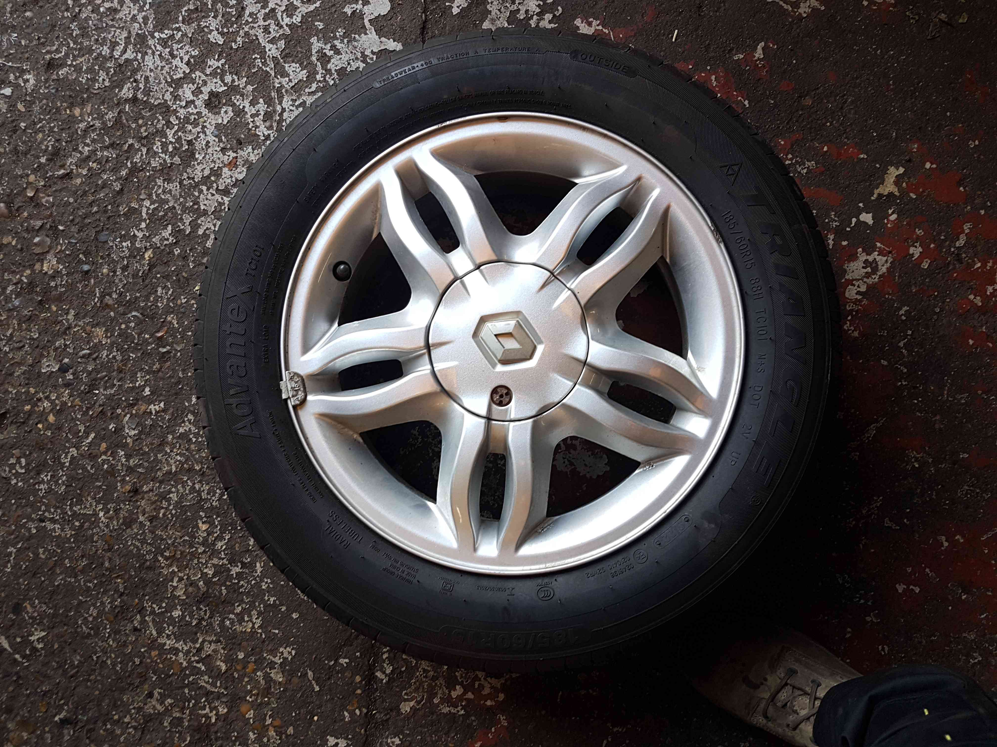 Thumb 8 Renault Clio MK3 2005-2009 Mahonia Alloy Wheel + Tyre 185 60 15 5Mm Tread 4/5