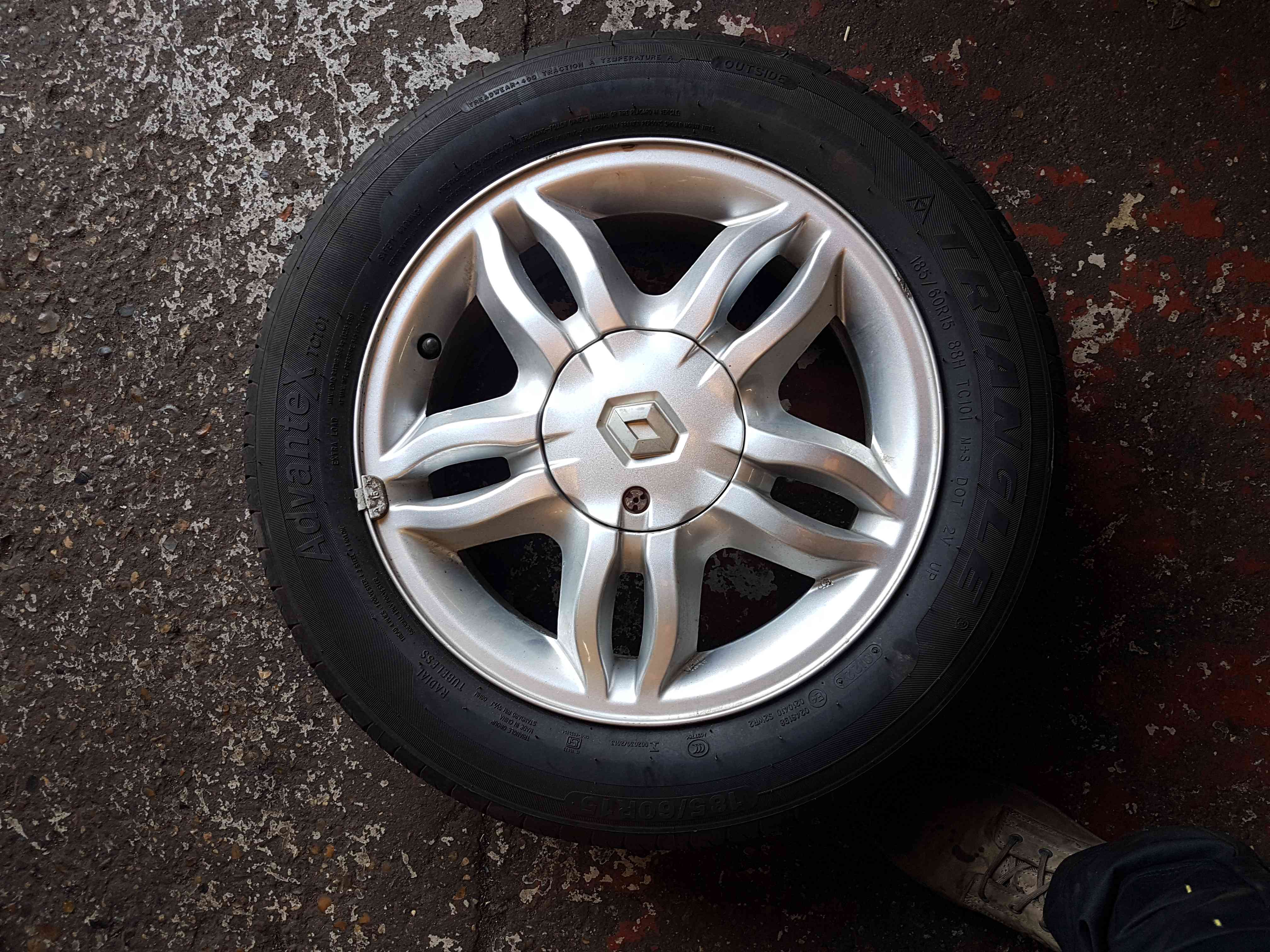 Thumb 9 Renault Clio MK3 2005-2009 Mahonia Alloy Wheel + Tyre 185 60 15 5Mm Tread 4/5