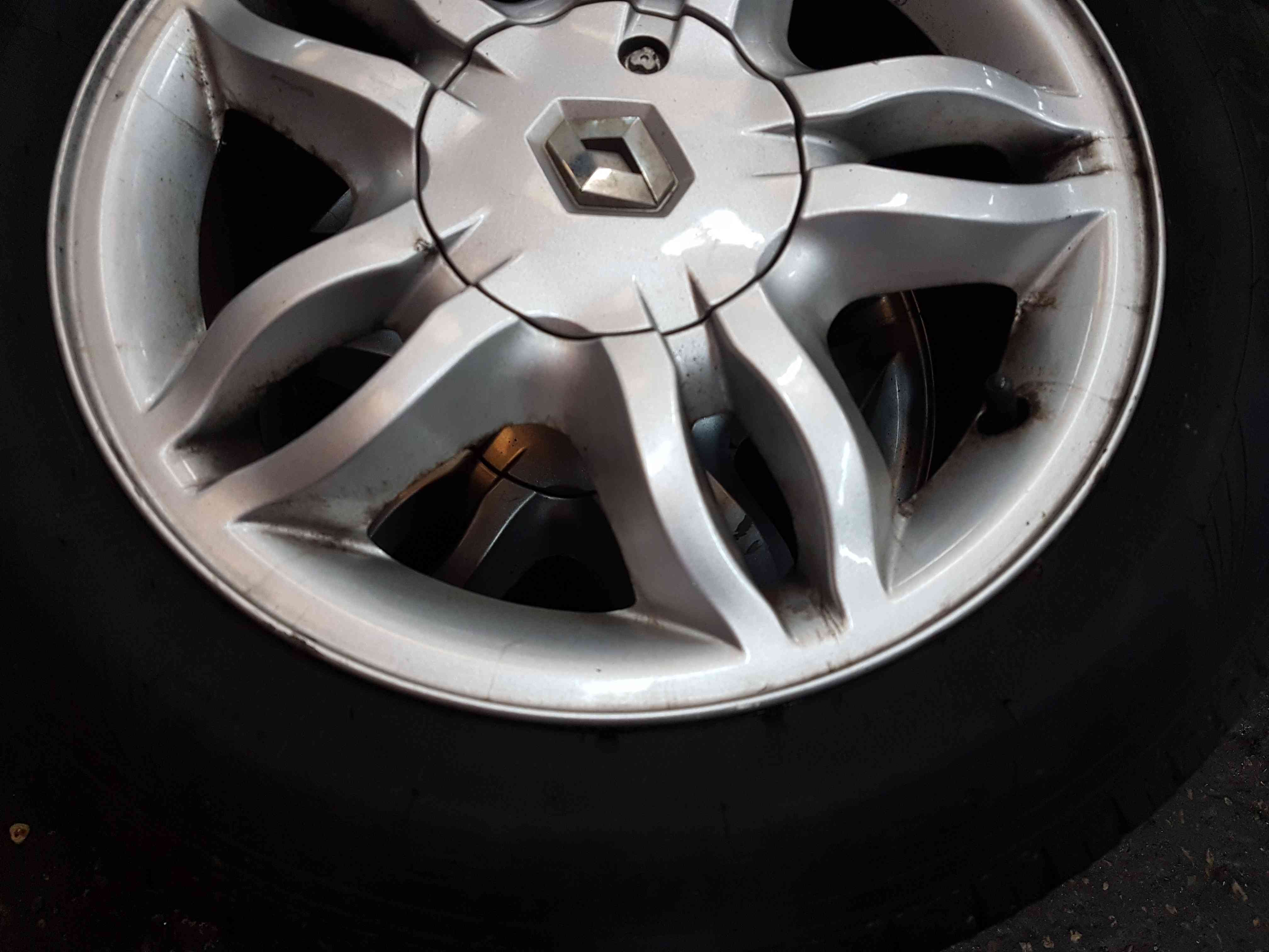 Thumb 2 Renault Clio MK3 2005-2009 Mahonia Alloy Wheel + Tyre 185 60 15 5Mm Tread 4/5