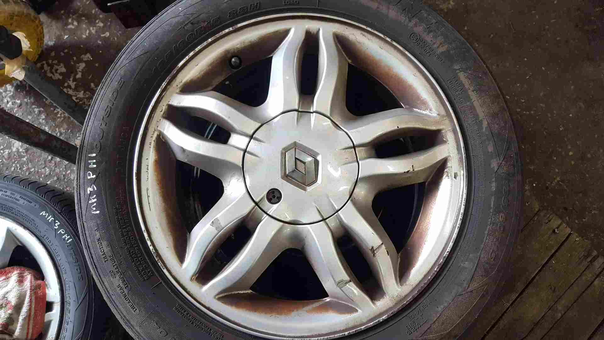 Thumb 4 Renault Clio MK3 2005-2009 Mahonia Alloy Wheel 15 Inch 3/5