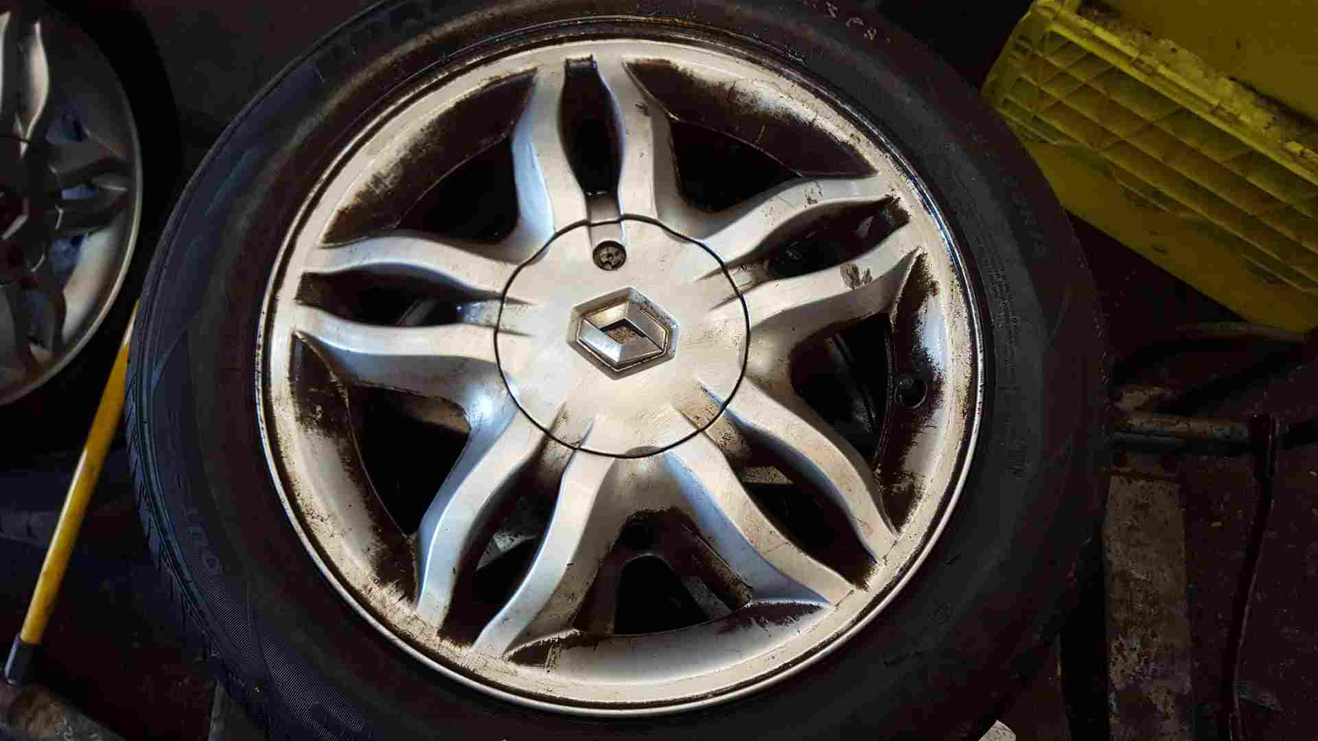 Thumb 2 Renault Clio MK3 2005-2009 Mahonia Alloy Wheel 15 Inch X 1 3/5  8200317802