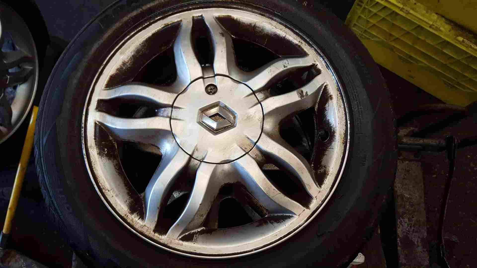 Thumb 3 Renault Clio MK3 2005-2009 Mahonia Alloy Wheel 15 Inch X 1 3/5  8200317802