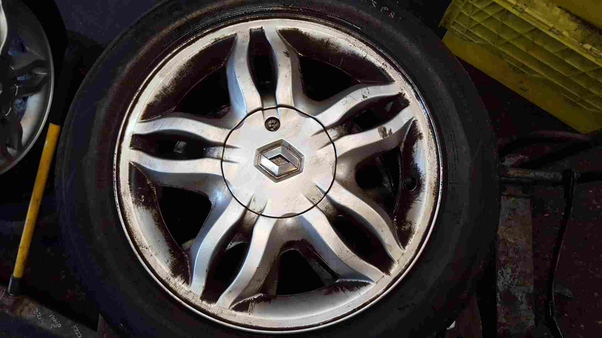 Thumb 4 Renault Clio MK3 2005-2009 Mahonia Alloy Wheel 15 Inch X 1 3/5  8200317802