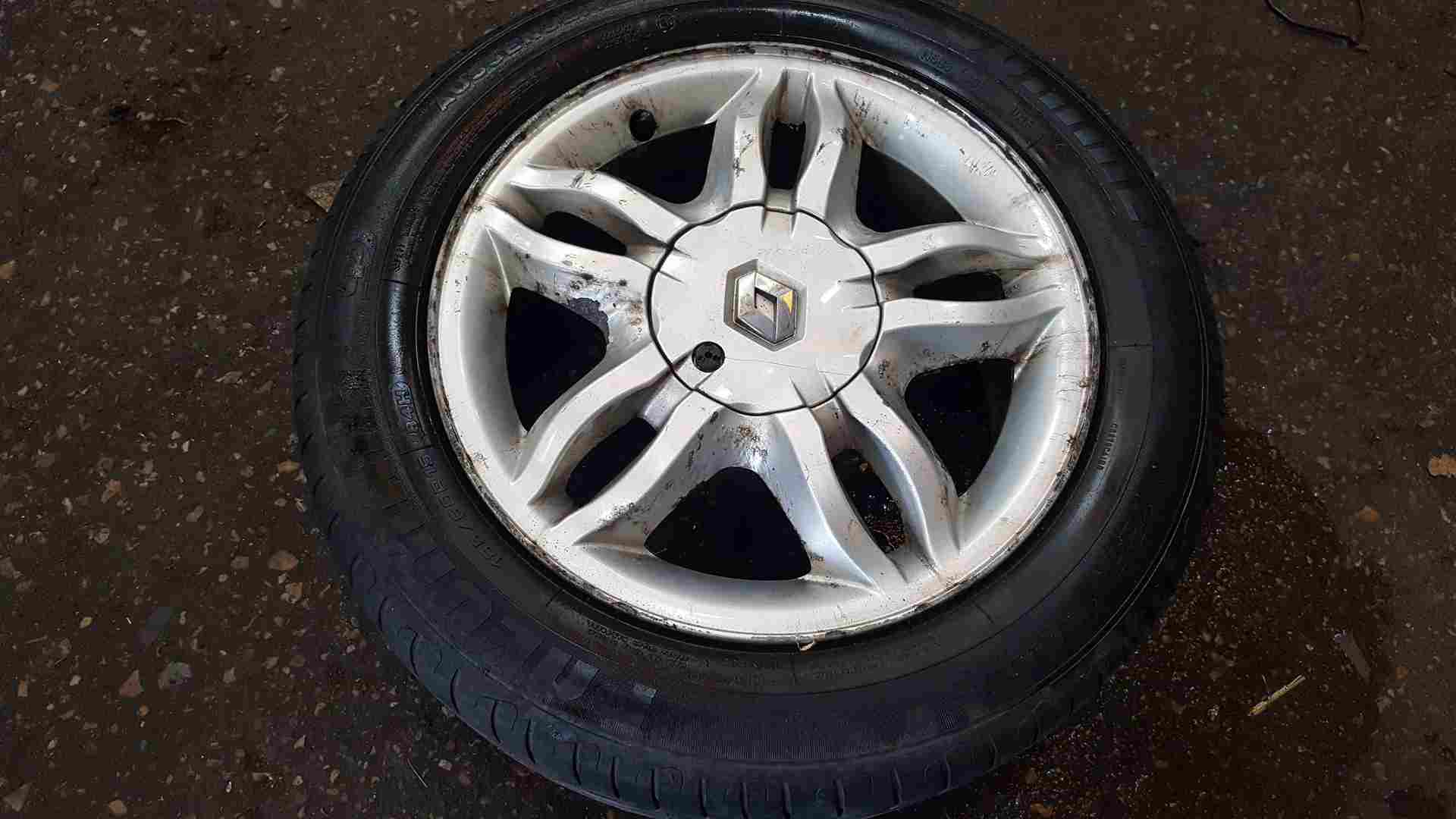 Thumb 2 Renault Clio MK3 2005-2009 Mahonia Alloy Wheel 15Inch 2/5 185 60 15 Corrosion
