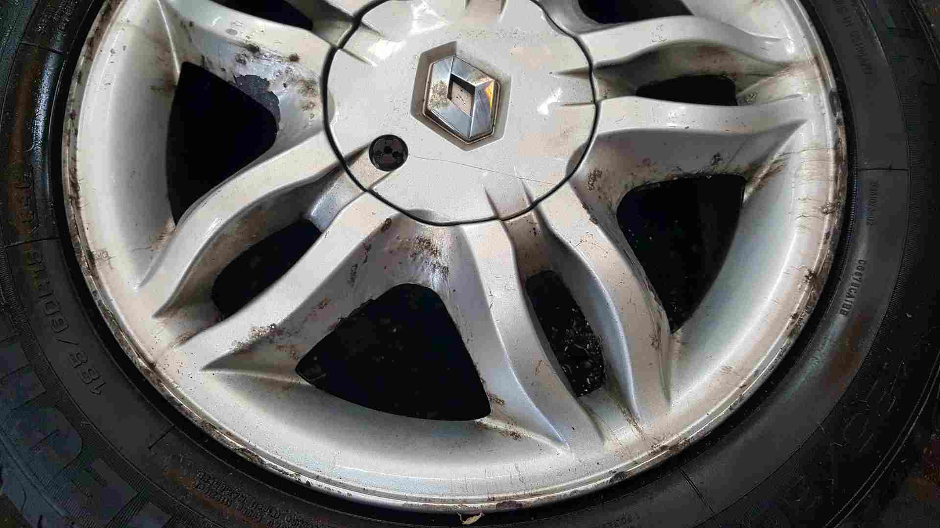 Thumb 3 Renault Clio MK3 2005-2009 Mahonia Alloy Wheel 15Inch 2/5 185 60 15 Corrosion