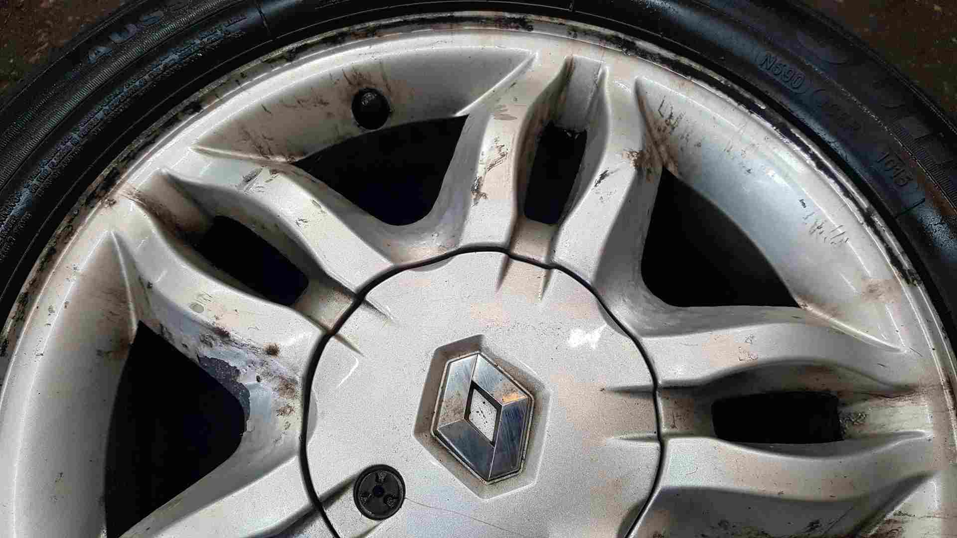 Thumb 4 Renault Clio MK3 2005-2009 Mahonia Alloy Wheel 15Inch 2/5 185 60 15 Corrosion