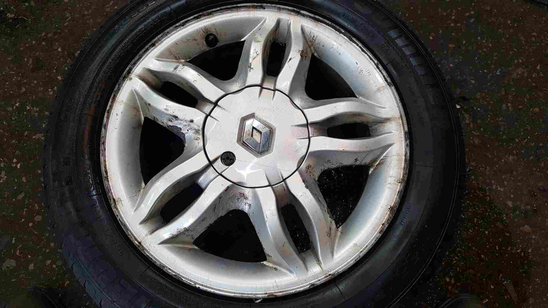 Thumb 5 Renault Clio MK3 2005-2009 Mahonia Alloy Wheel 15Inch 2/5 185 60 15 Corrosion