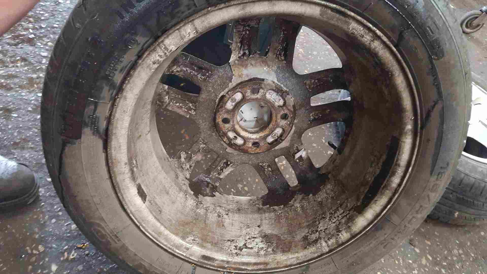 Thumb 8 Renault Clio MK3 2005-2009 Mahonia Alloy Wheel 15Inch 2/5 185 60 15 Corrosion
