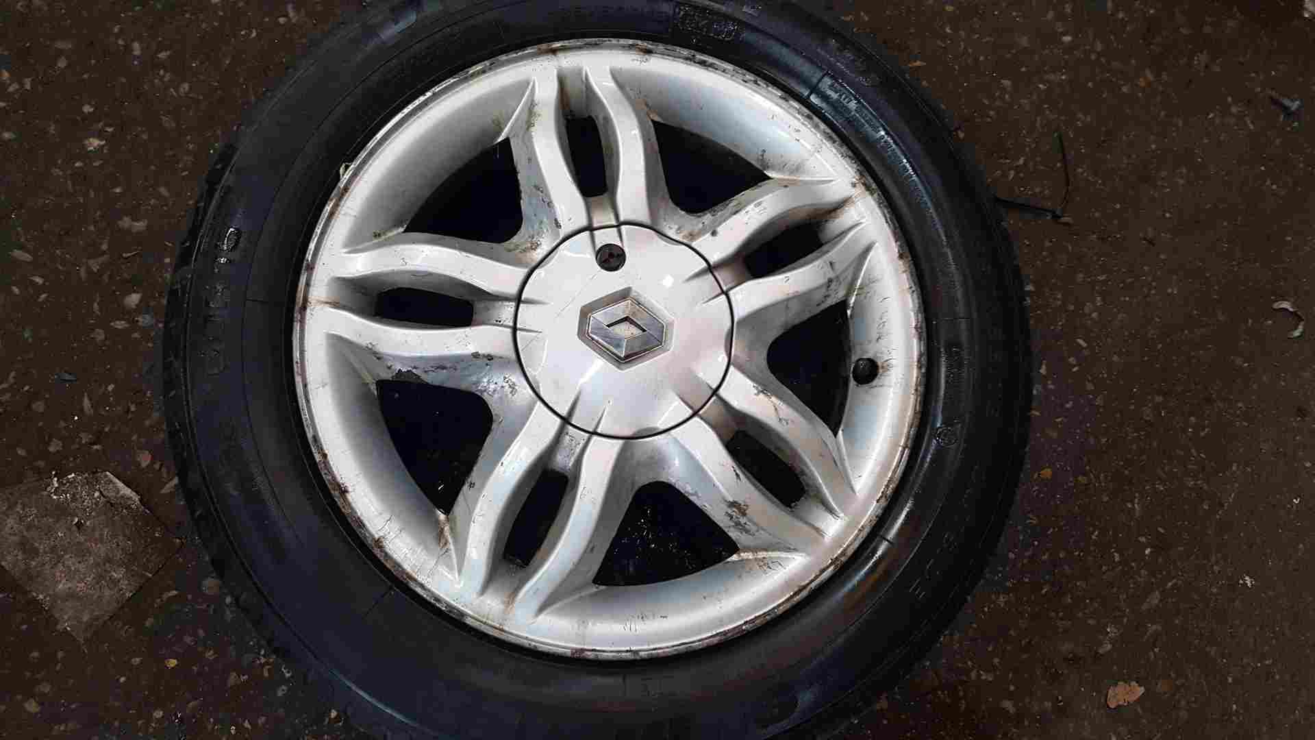 Thumb 9 Renault Clio MK3 2005-2009 Mahonia Alloy Wheel 15Inch 2/5 185 60 15 Corrosion