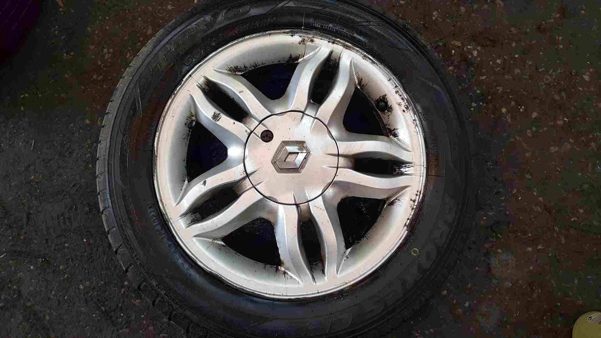 Thumb 3 Renault Clio MK3 2005-2009 Mahonia Alloy Wheel 3/5 7mm 185 60 15 8200317802