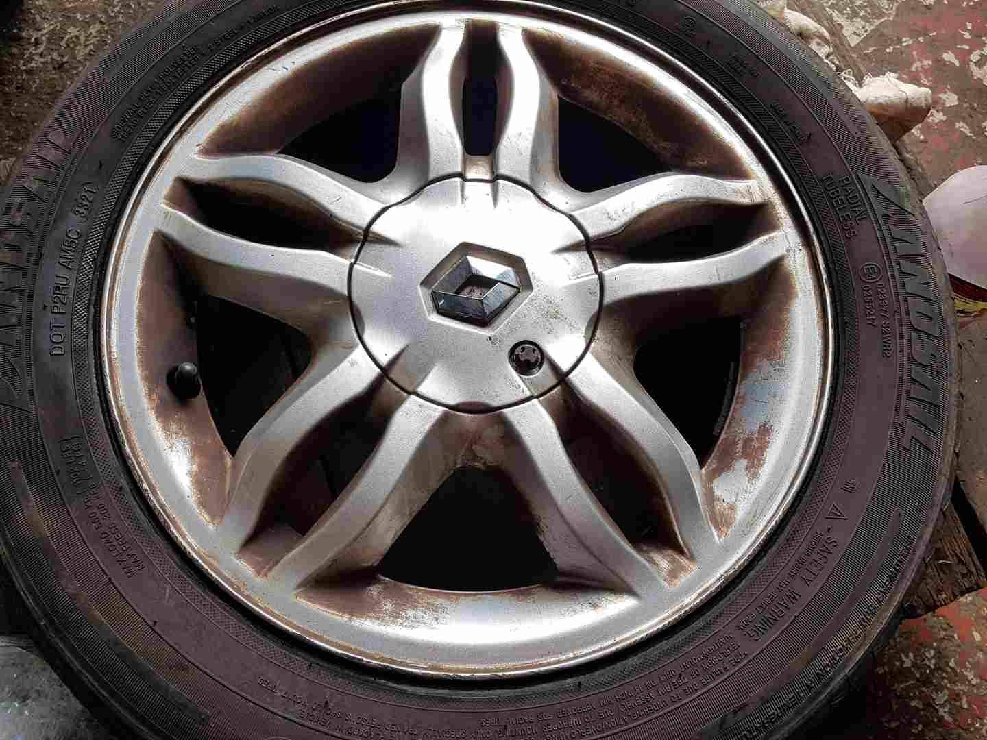 Thumb 2 Renault Clio MK3 2005-2009 Mahonia Alloy Wheel 4/5 8200317802
