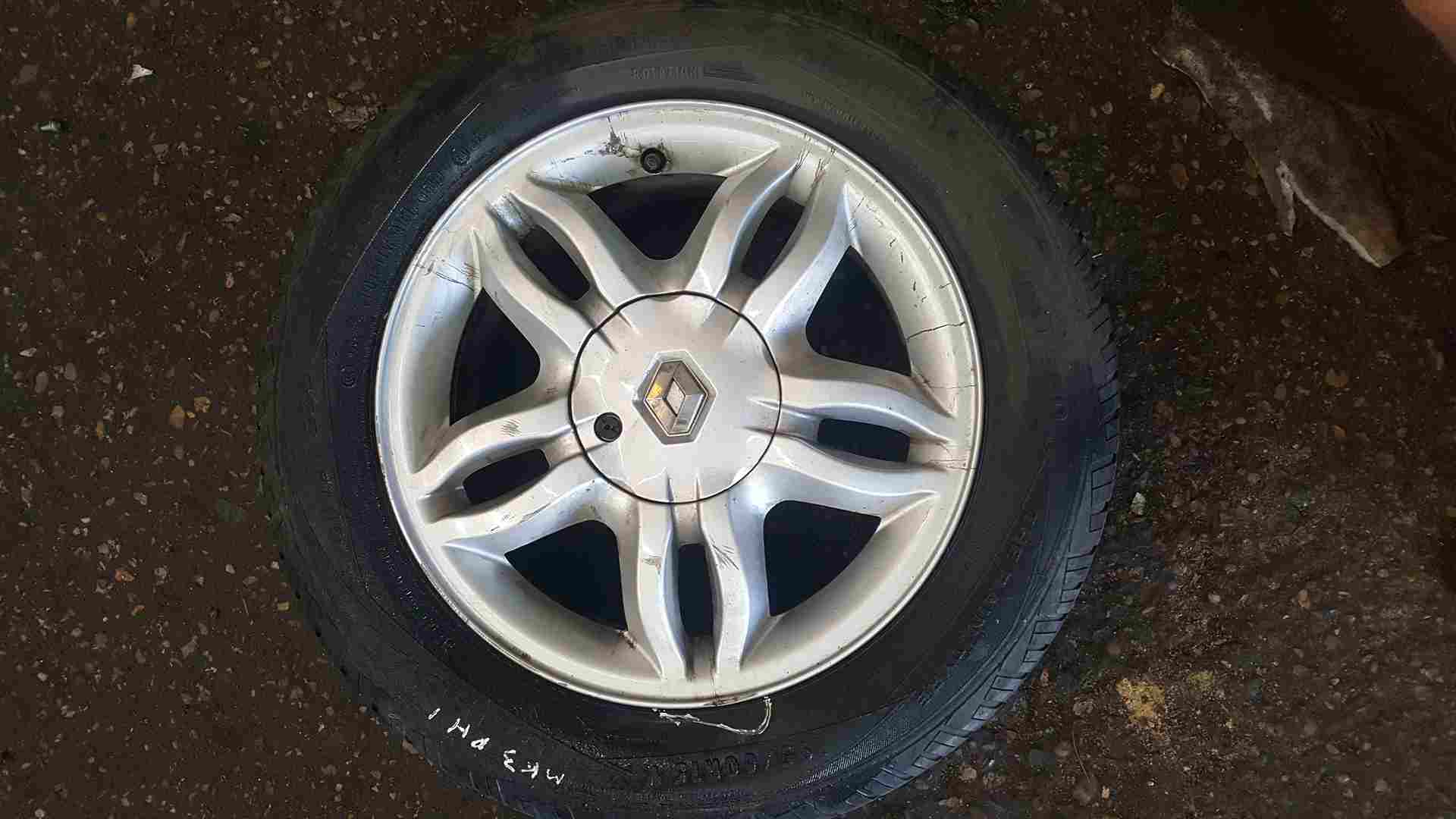 Thumb 2 Renault Clio MK3 2005-2009 Mahonia Alloy Wheel X 1 4/5 4/5 8200317802