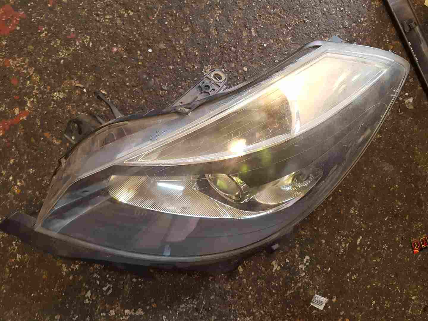 Thumb 3 Renault Clio MK3 2005-2009 Passenger NSF Front Headlight Black Backing Damaged