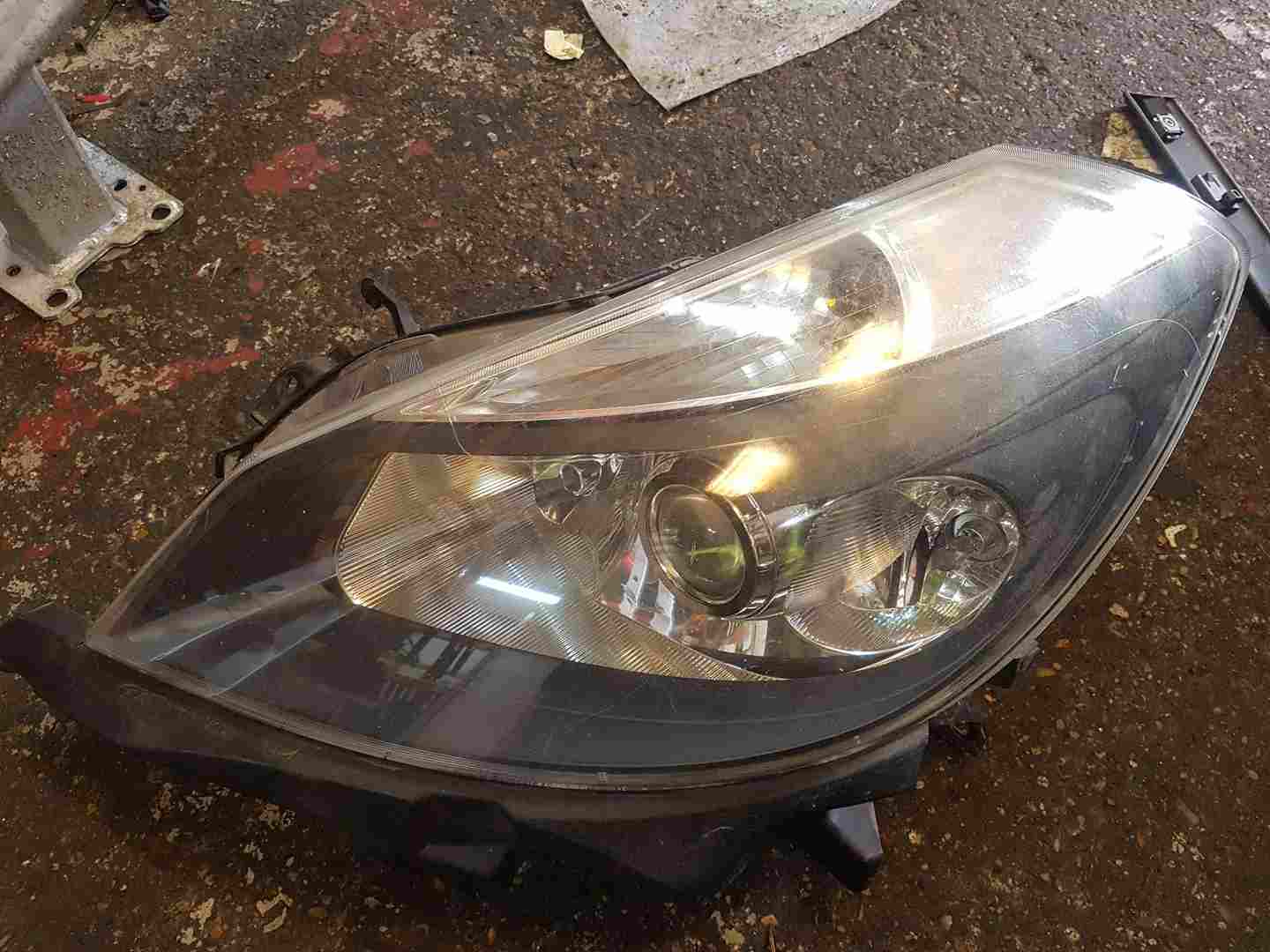 Thumb 8 Renault Clio MK3 2005-2009 Passenger NSF Front Headlight Black Backing Damaged