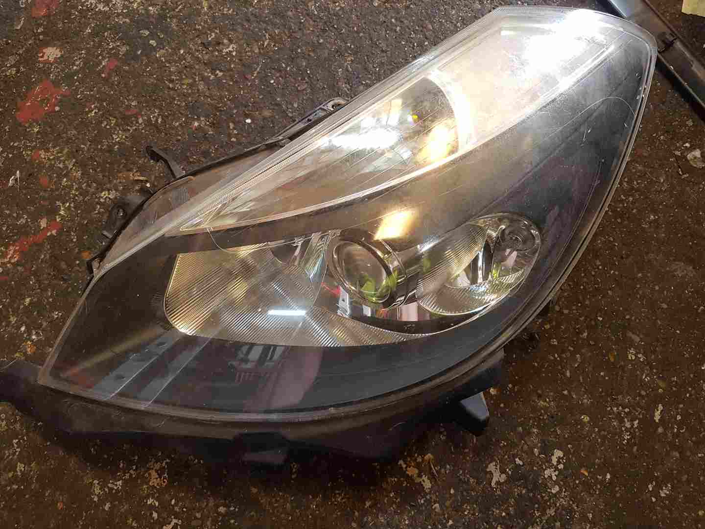 Renault Clio MK3 2005-2009 Passenger NSF Front Headlight Black Backing Damaged