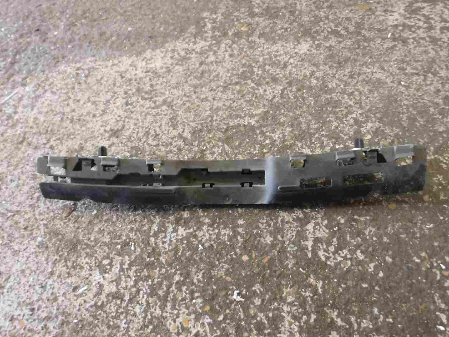 Renault Clio MK3 2005-2009 Rear Centre Middle Bumper Bracket Support 8200290035