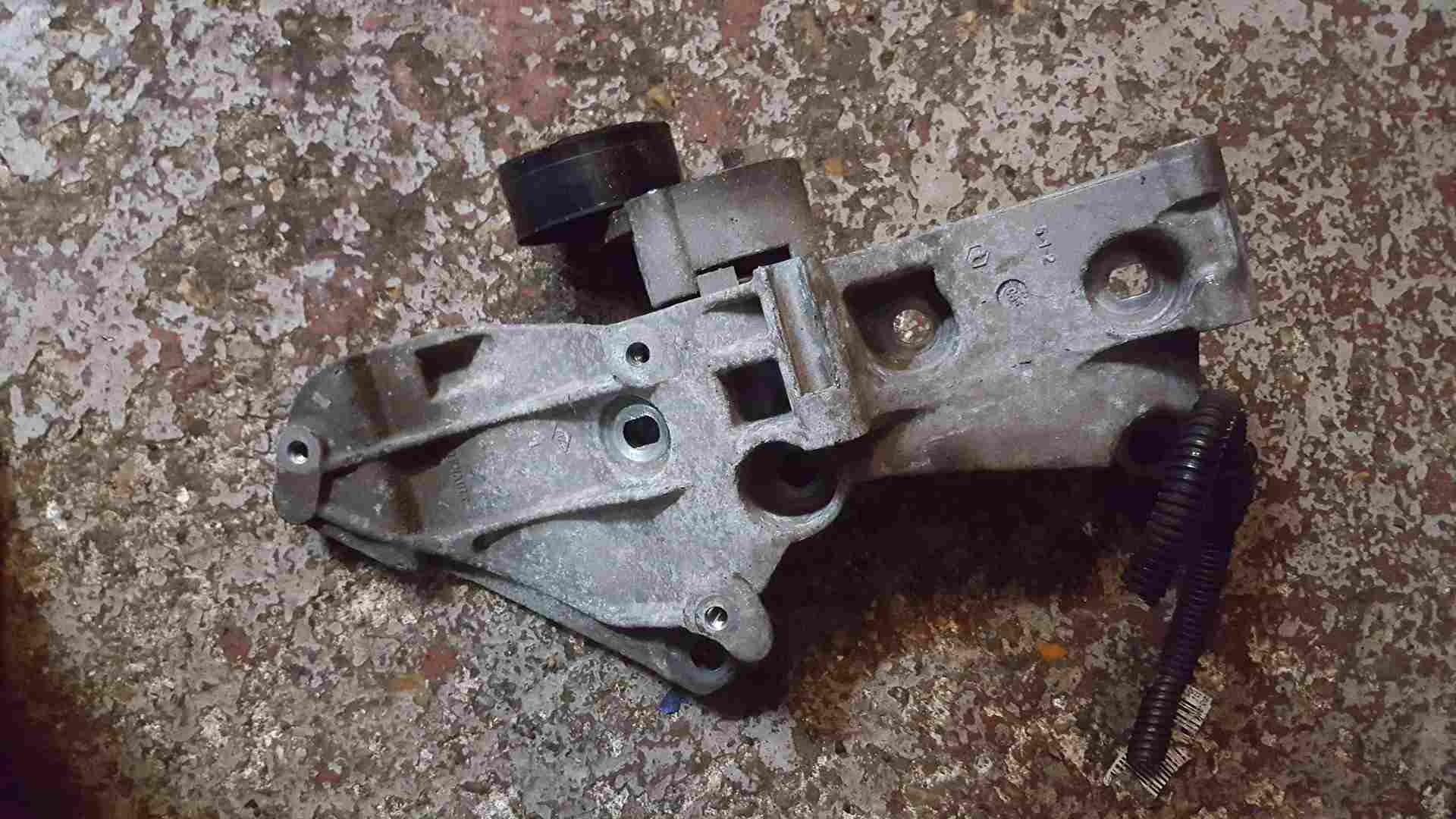 Thumb 2 Renault Clio MK3 2005-2012 1.4 1.6 16V Alternator Bracket