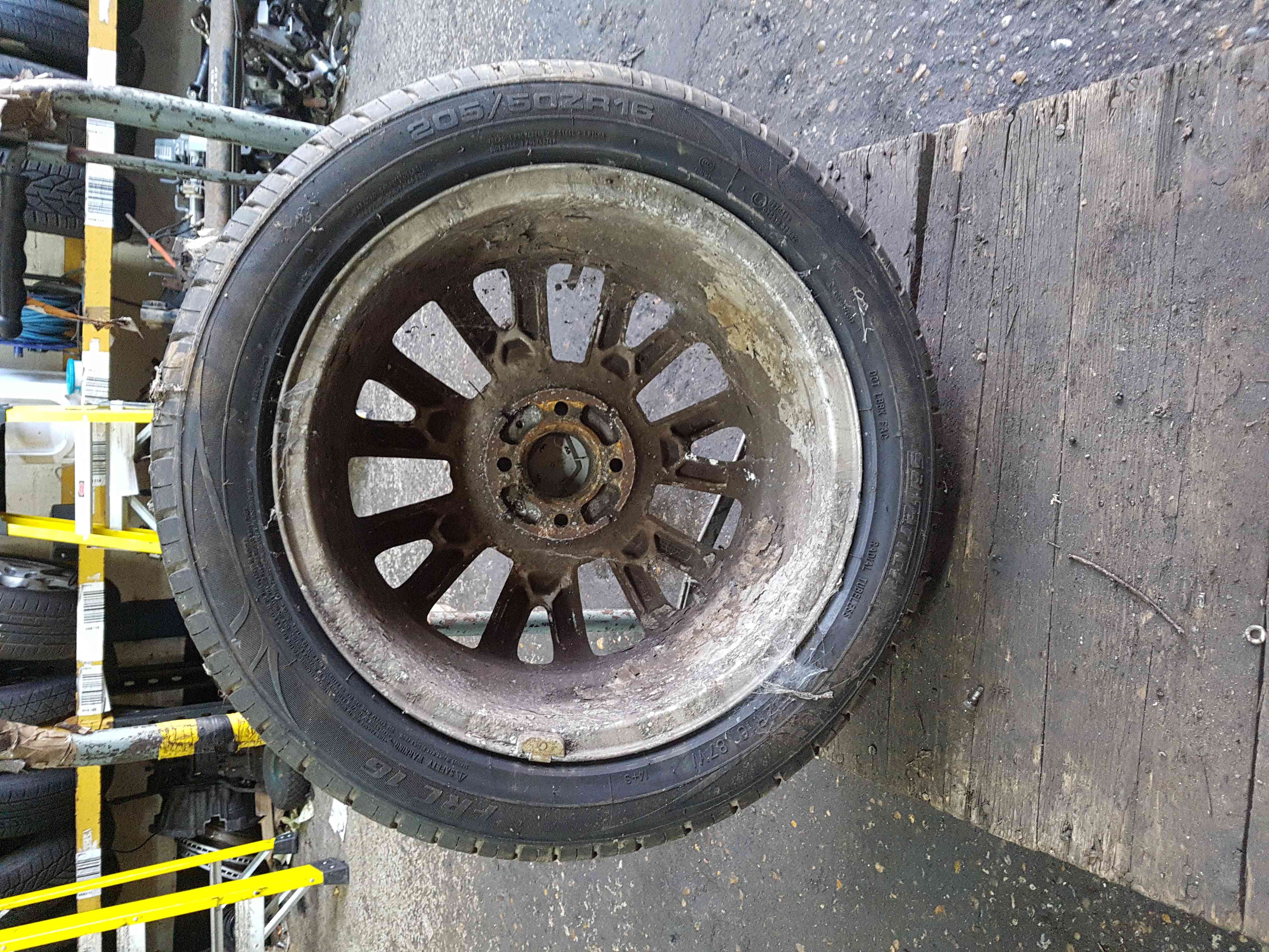 Thumb 3 Renault Clio MK3 2005-2012 Canasta Alloy Wheel + Tyre 195 50 16 5Mm Tread 2/5