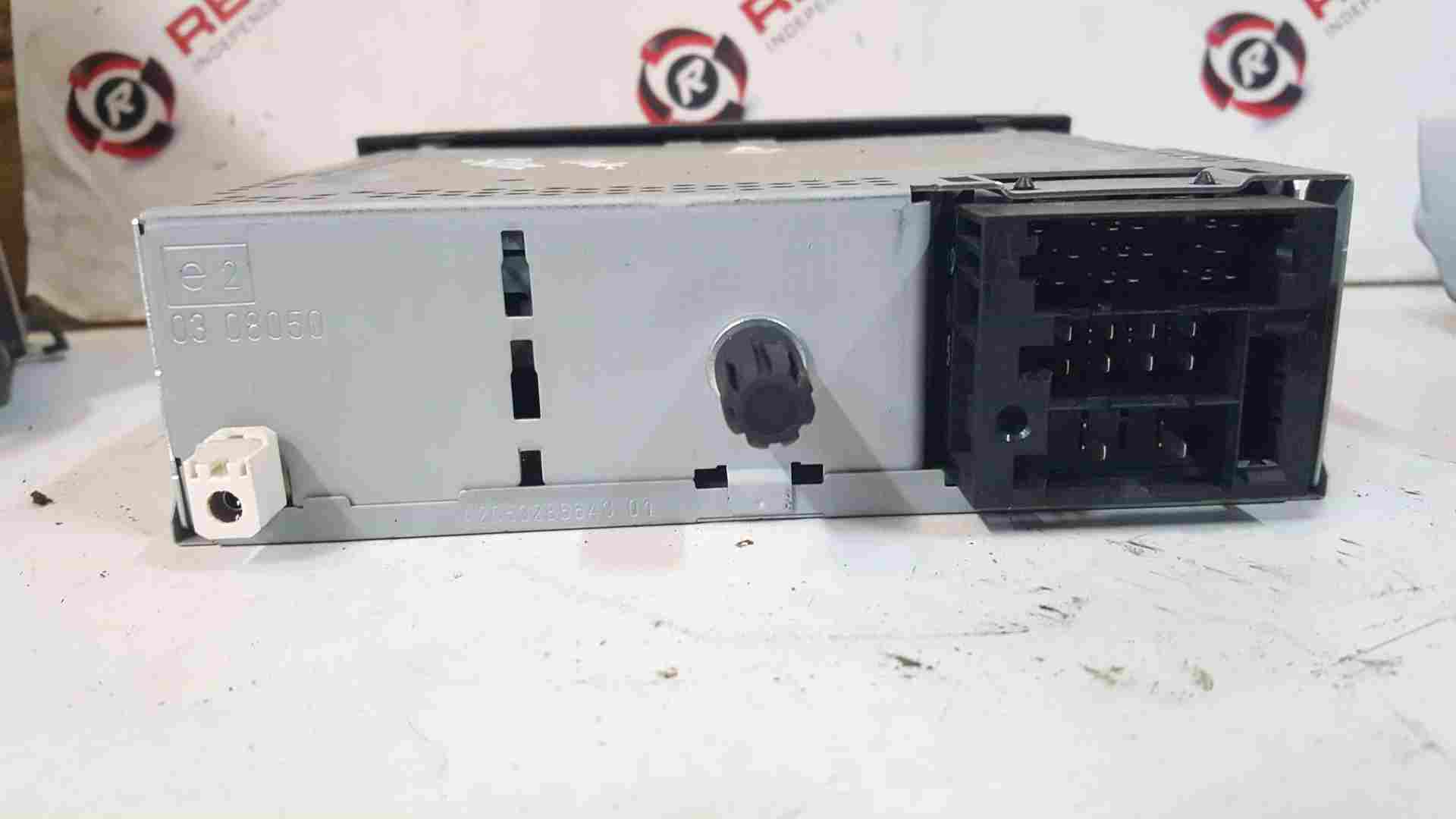 Thumb 3 Renault Clio MK3 2005-2012 Cd Player Radio + Code 281150038R 3/5
