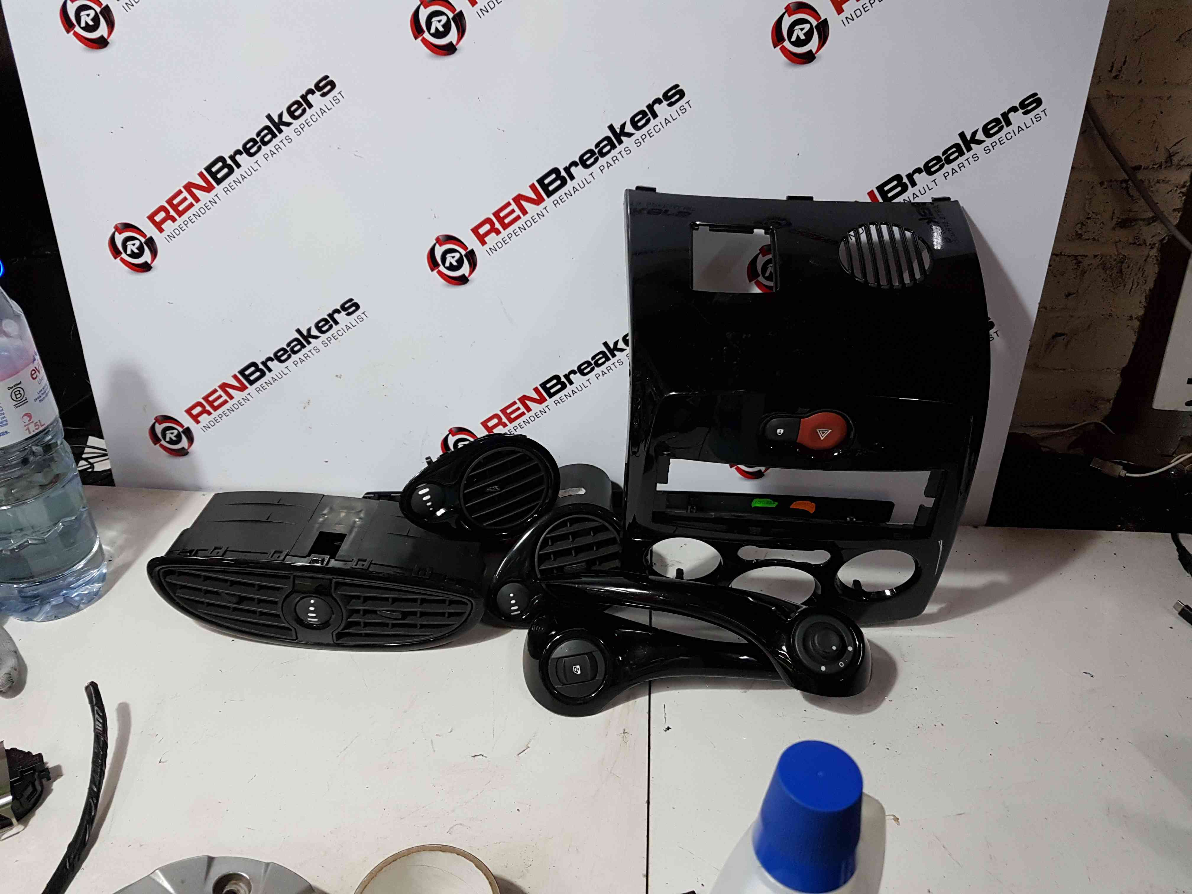 Thumb 2 Renault Clio MK3 2005-2012 Centre Heater Vent Passengers Drivers SET Gloss Black