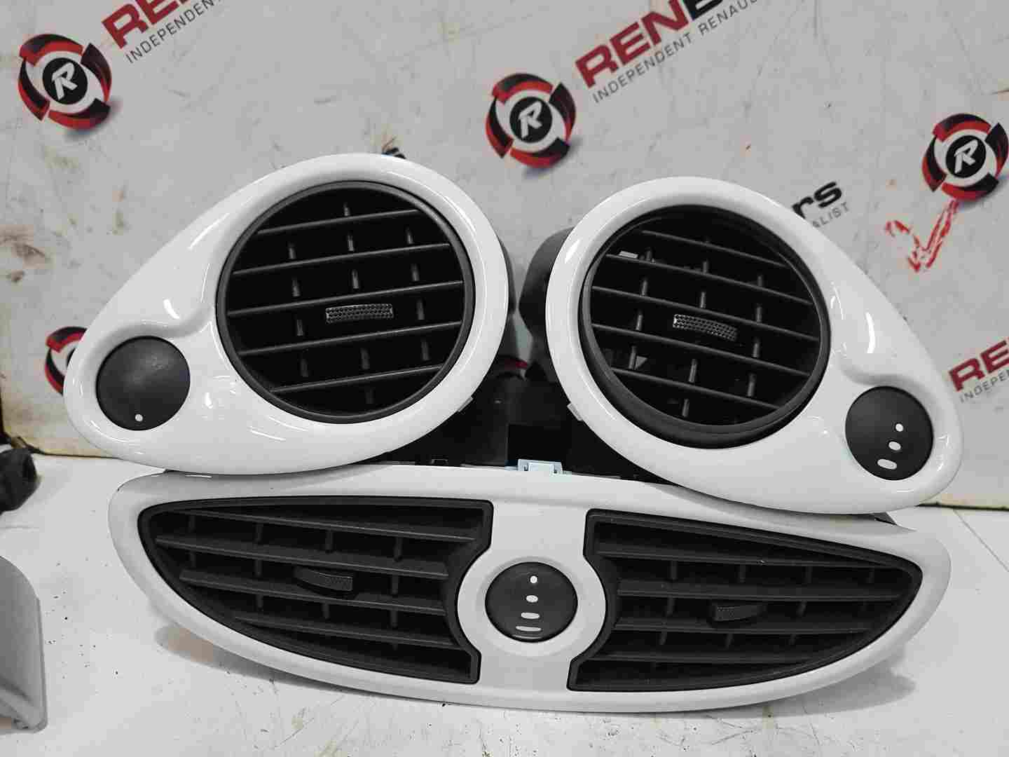 Thumb 3 Renault Clio MK3 2005-2012 Centre Heater Vent Passengers Drivers SET Gloss White