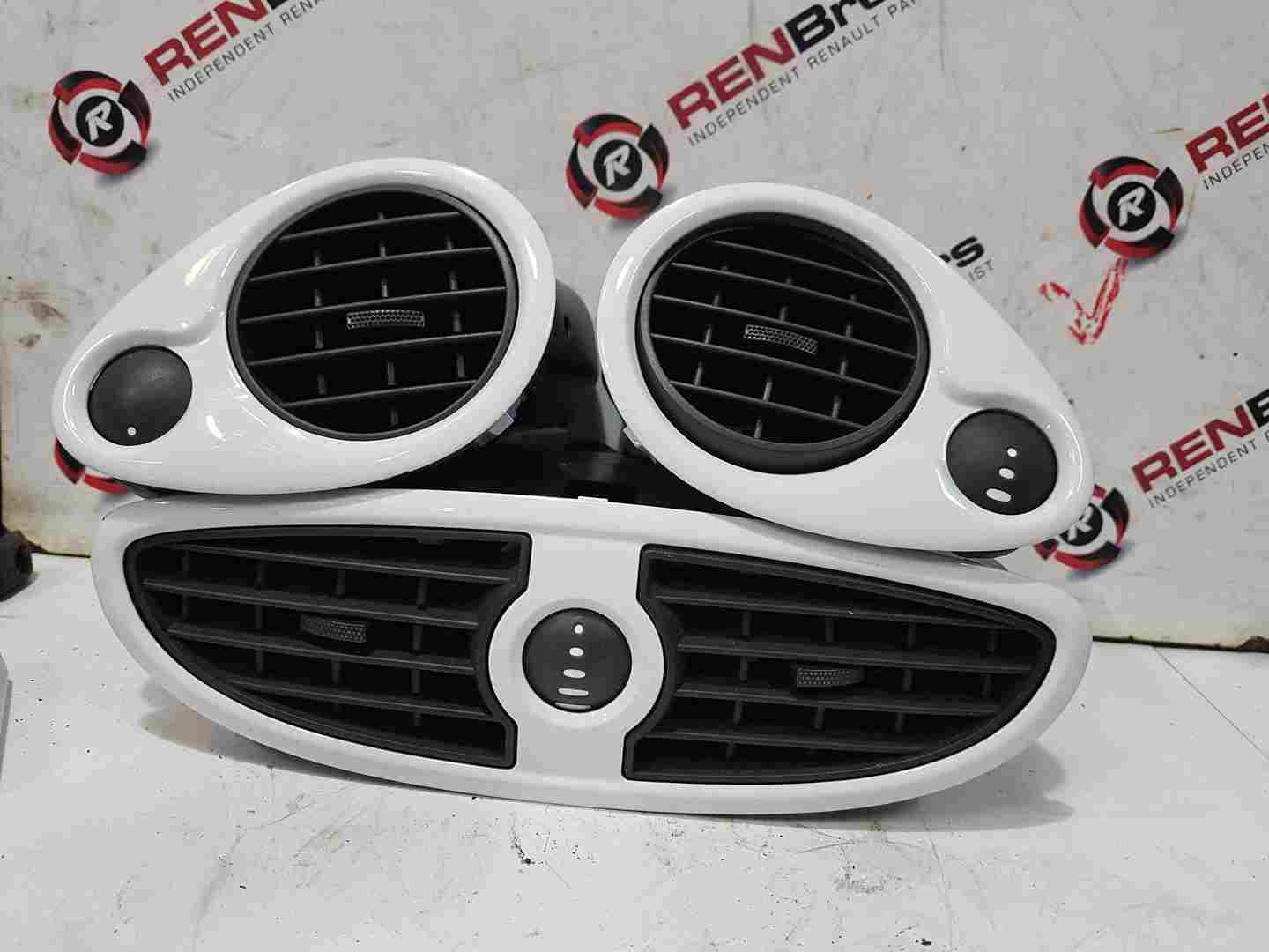 Renault Clio MK3 2005-2012 Centre Heater Vent Passengers Drivers SET Gloss White