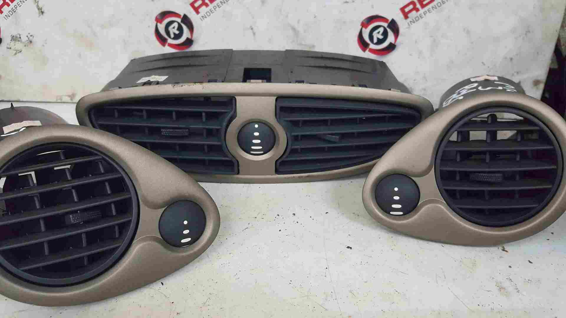 Thumb 2 Renault Clio MK3 2005-2012 Centre OSF Nsf Heater Vent Vents AIR Blower Bronze