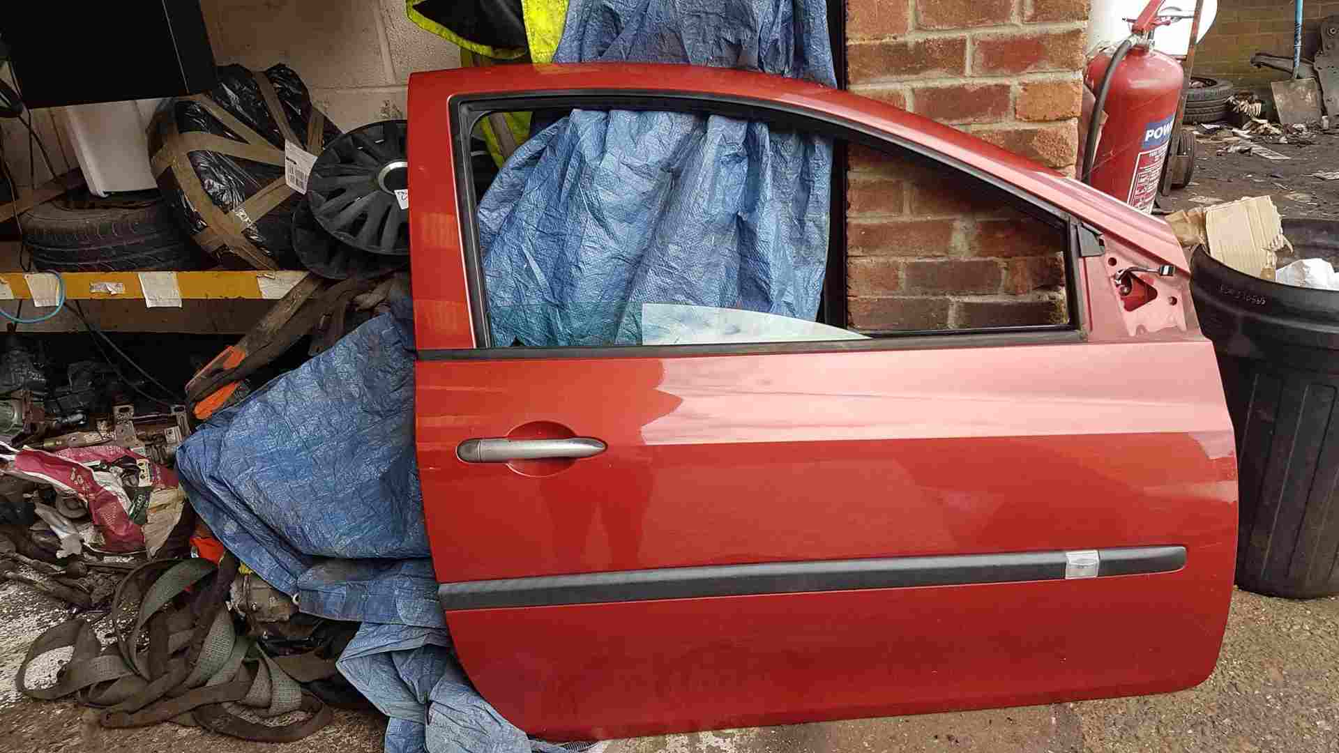 Thumb 3 Renault Clio MK3 2005-2012 Drivers OS Front Door RED Teb76 3Door