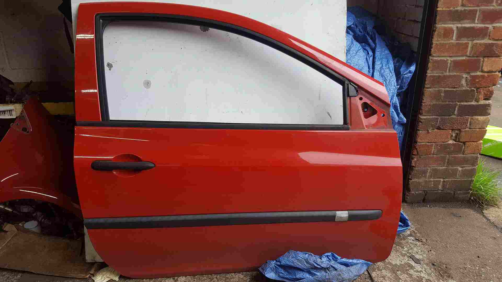 Renault Clio MK3 2005-2012 Drivers OSF Front Door RED 727 3Dr