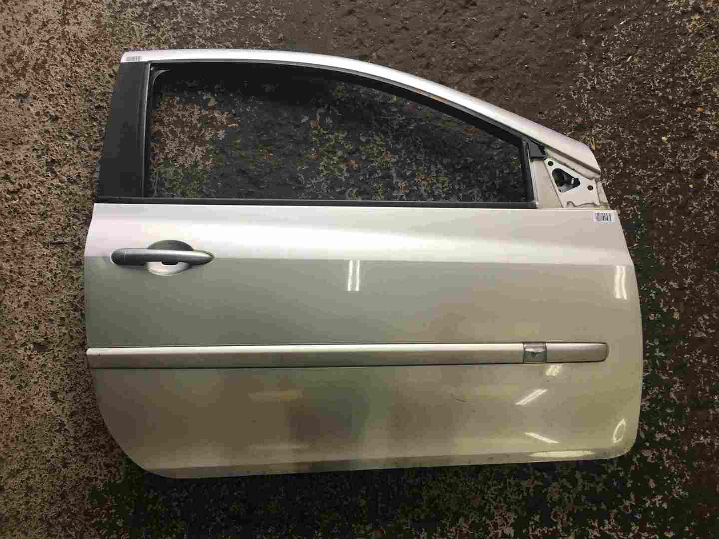 Renault Clio MK3 2005-2012 Drivers OSF Front Door Silver TED69 3dr