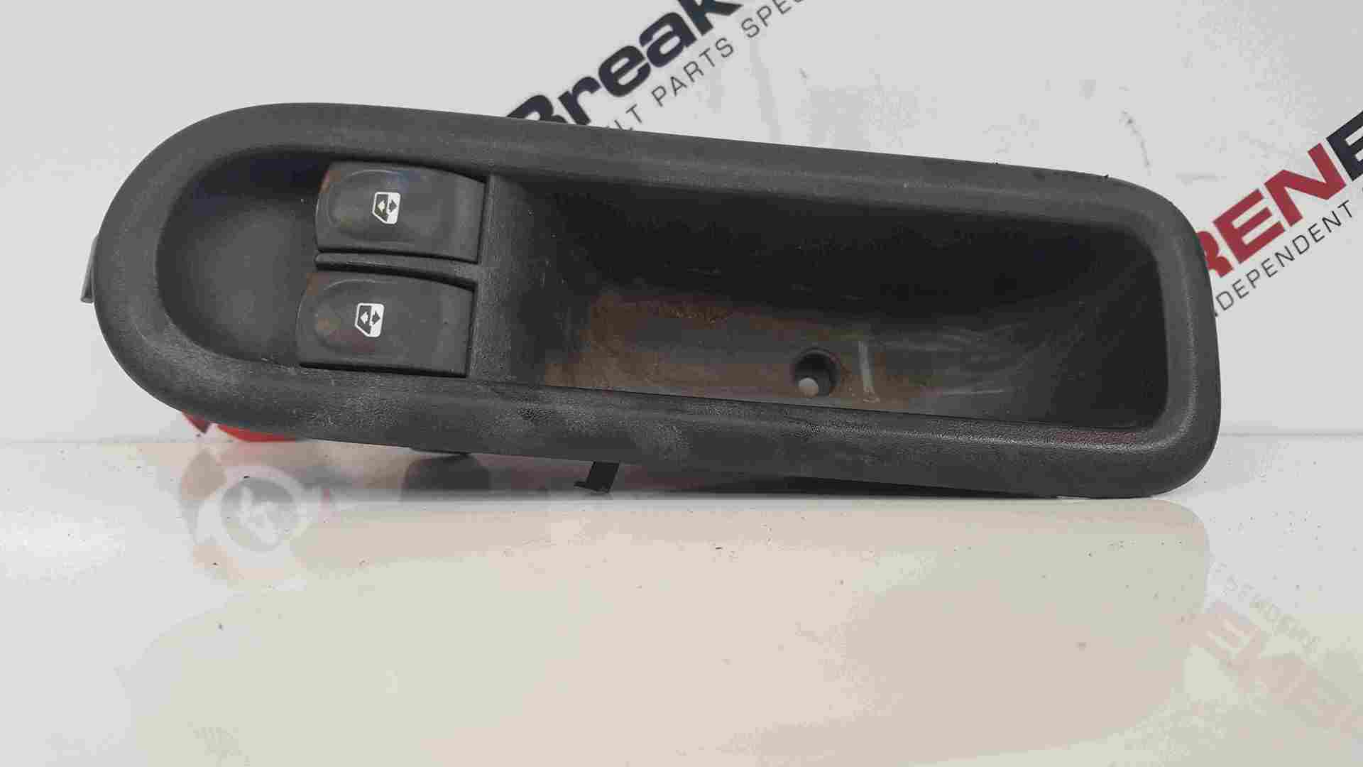 Renault Clio MK3 2005-2012 Drivers OSF Front Window Switch Grey Plug 8200356513
