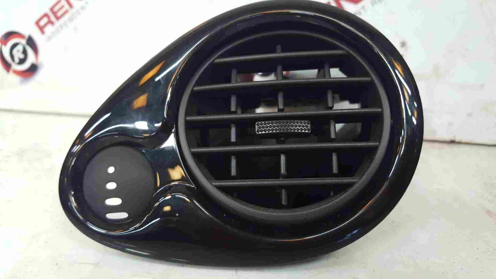 Thumb 6 Renault Clio MK3 2005-2012 Drivers OSF Heater Vent AIR Blower Gloss Black