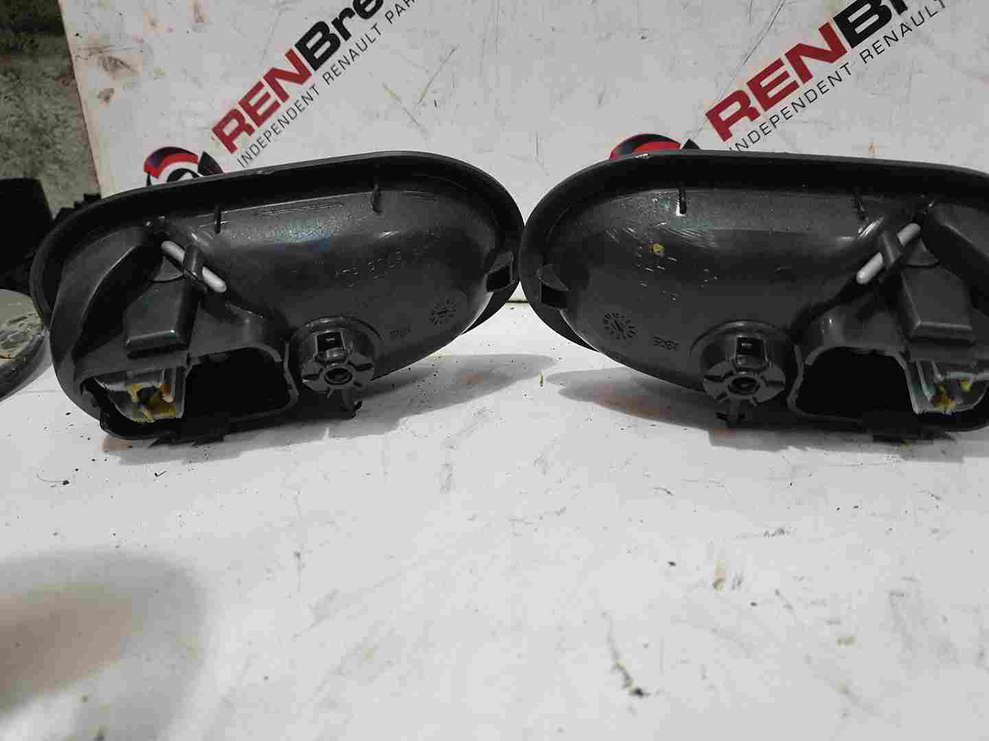 Thumb 3 Renault Clio MK3 2005-2012 Drivers Passenger Ns Os White Door Handles