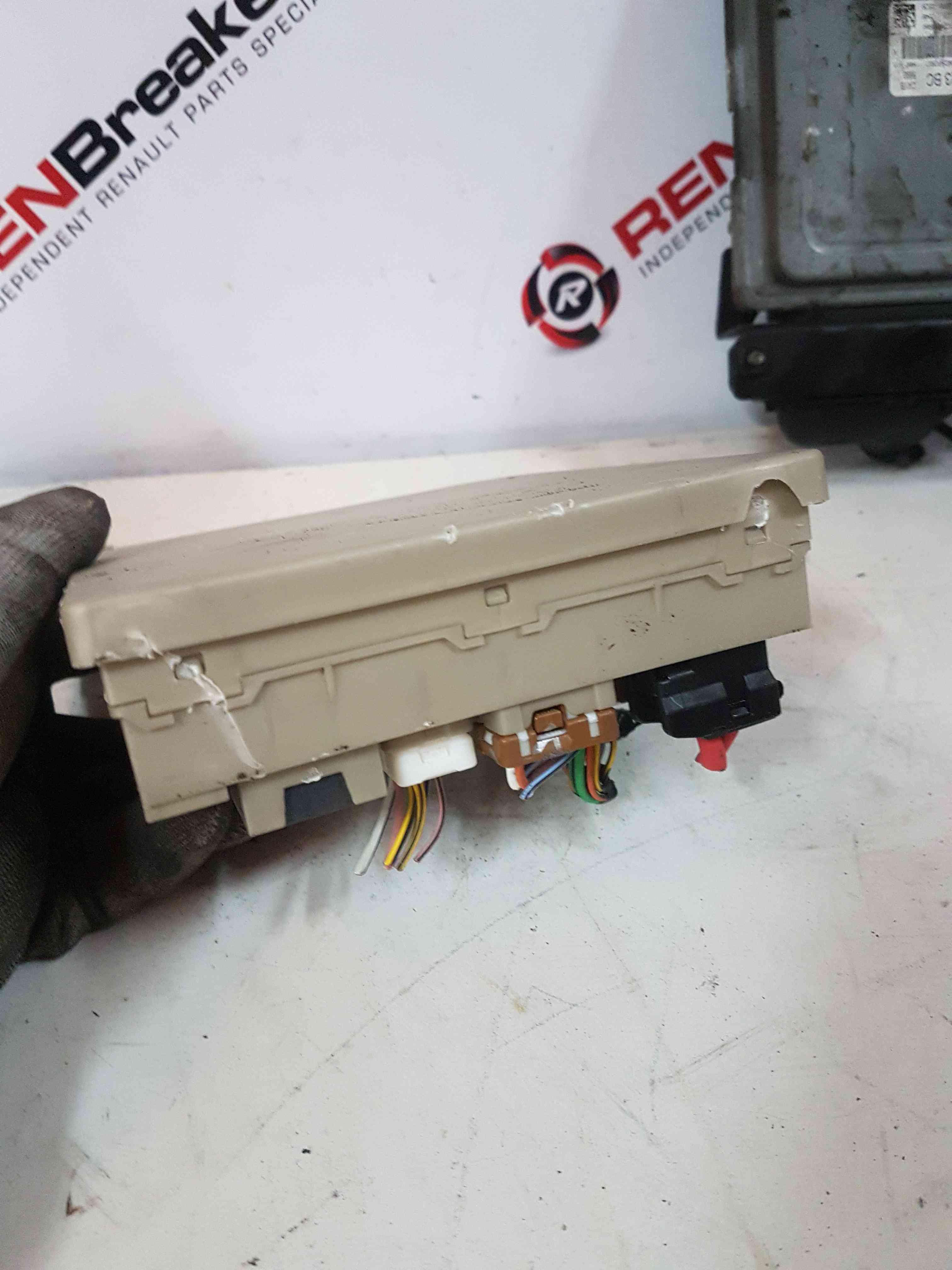 Thumb 7 Renault Clio MK3 2005-2012 Engine BAY Fuse BOX Upc Unit 902663 902663A Cracked