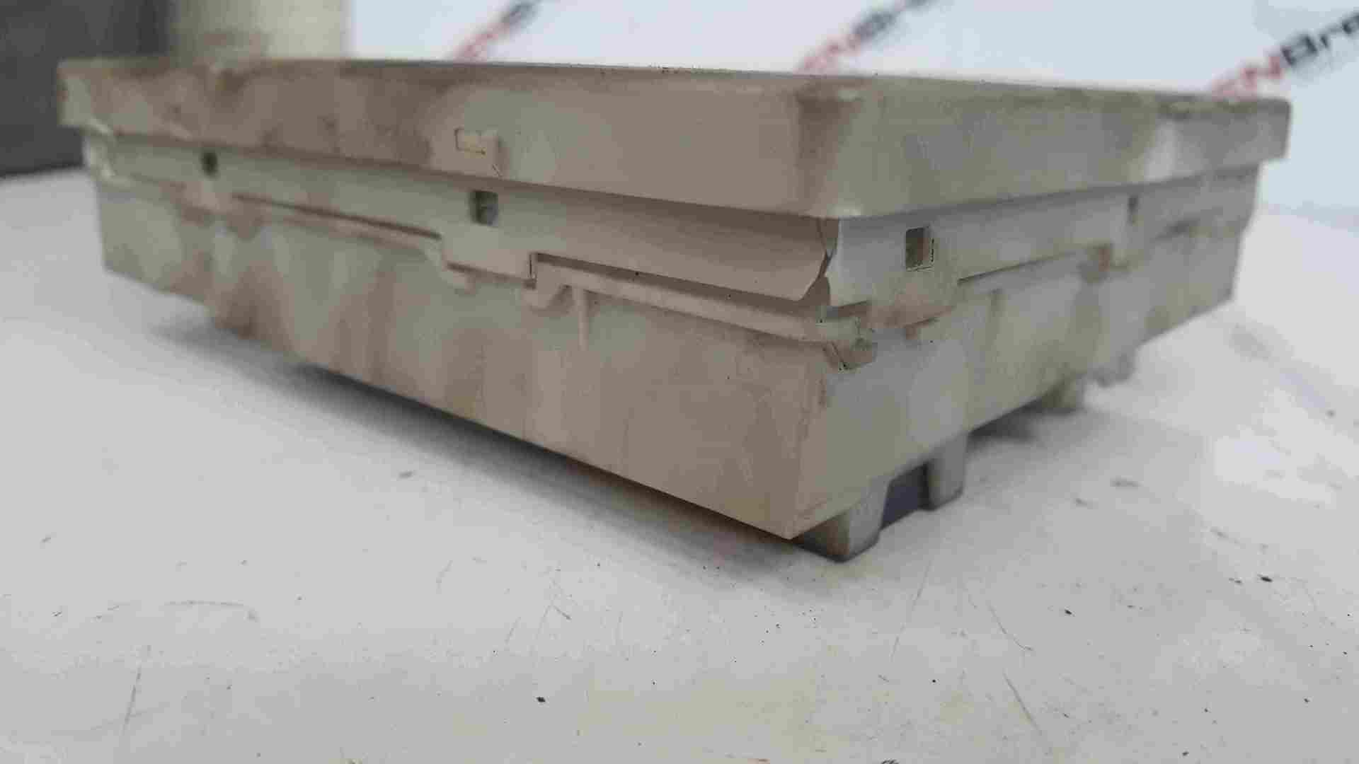 Thumb 3 Renault Clio MK3 2005-2012 Engine Bay Fuse Box UPC Unit 674658