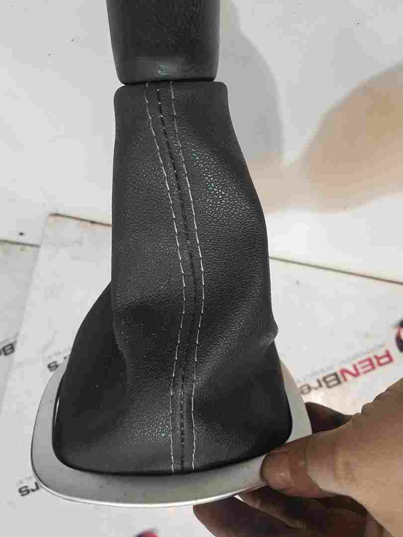 Thumb 2 Renault Clio MK3 2005-2012 Gearstick Gear Gaitor Knob Boot crack in plastic