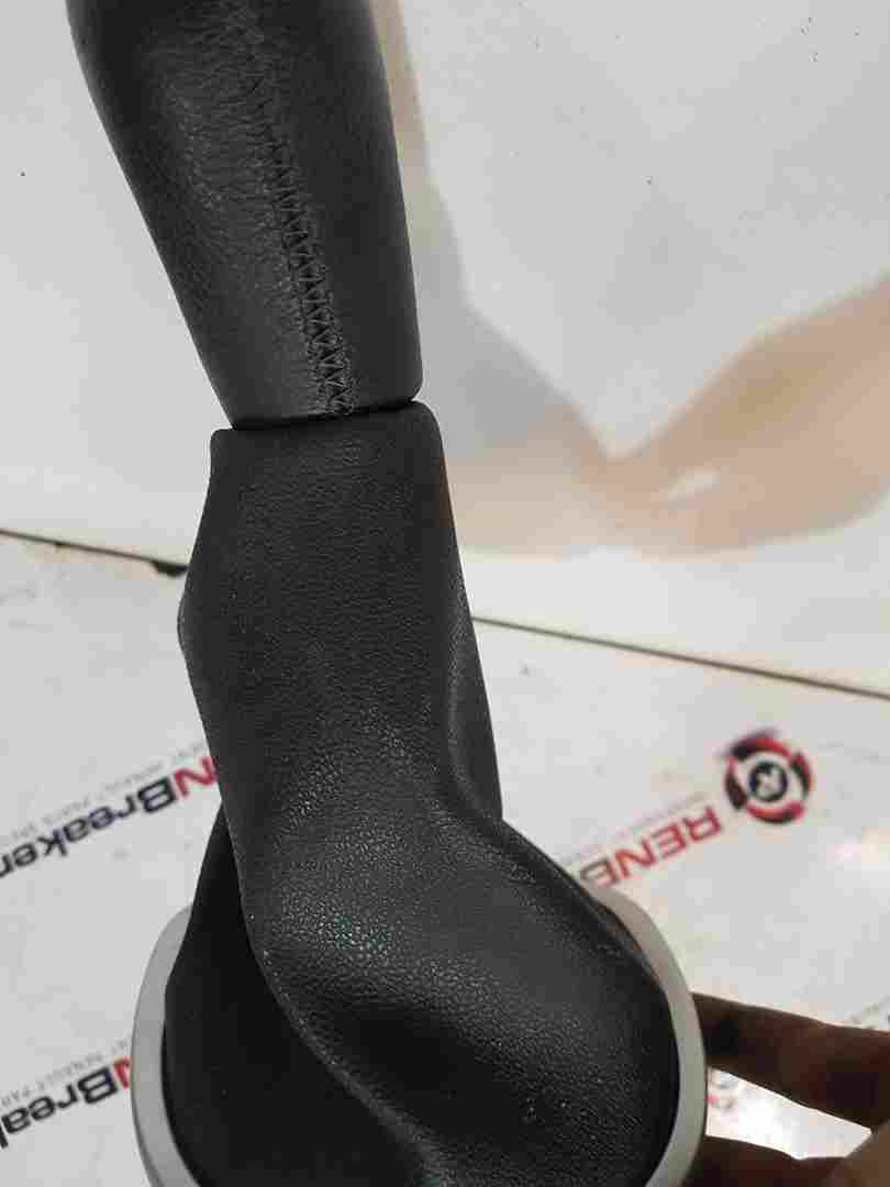 Thumb 3 Renault Clio MK3 2005-2012 Gearstick Gear Gaitor Knob Boot crack in plastic