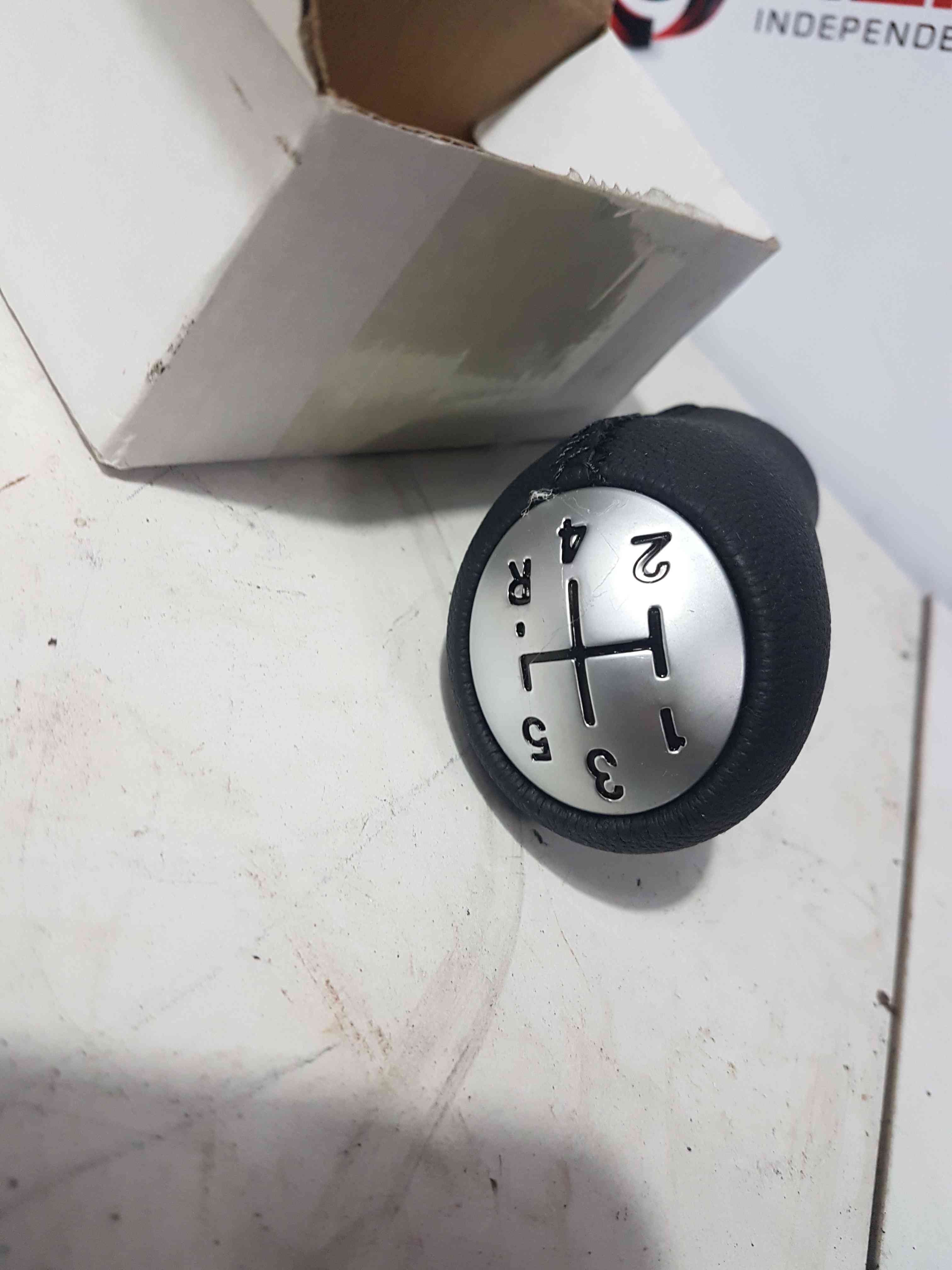 Thumb 3 Renault Clio MK3 2005-2012 Gearstick Knob 5 Speed